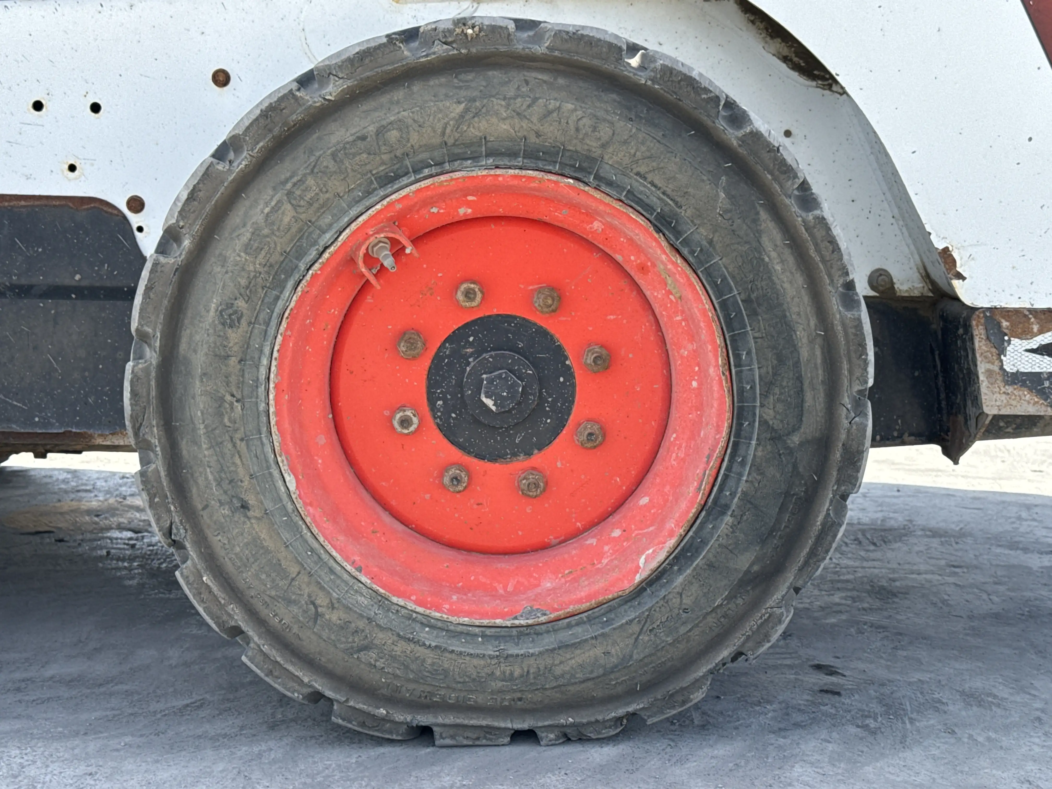 SSL-001-Bobcat-S510-skid-steer-loader-inspection-chassis-left-rear-tire-wheel-hub-condition-3