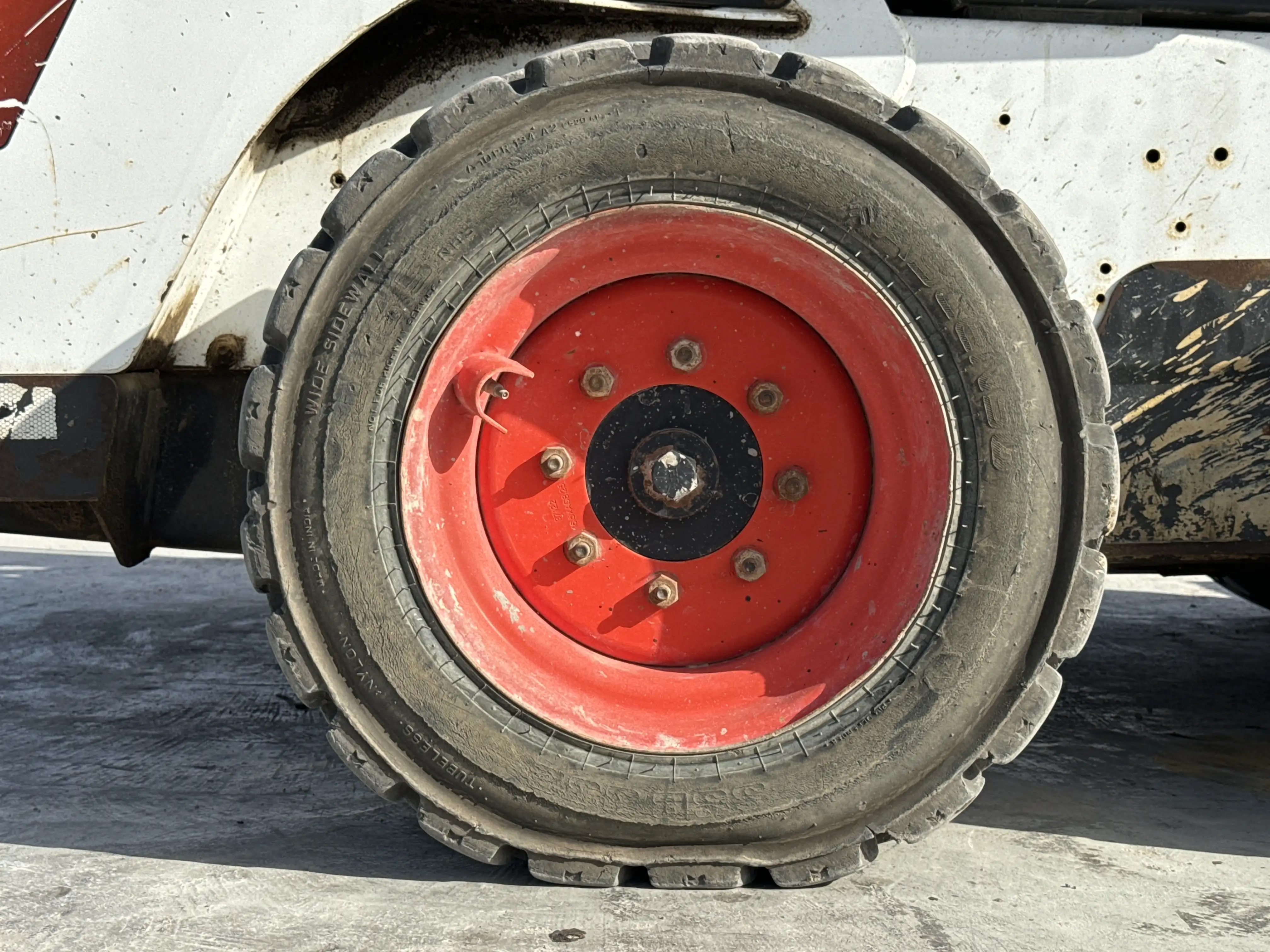SSL-001-Bobcat-S510-skid-steer-loader-inspection-chassis-right-rear-tire-wheel-hub-condition-2