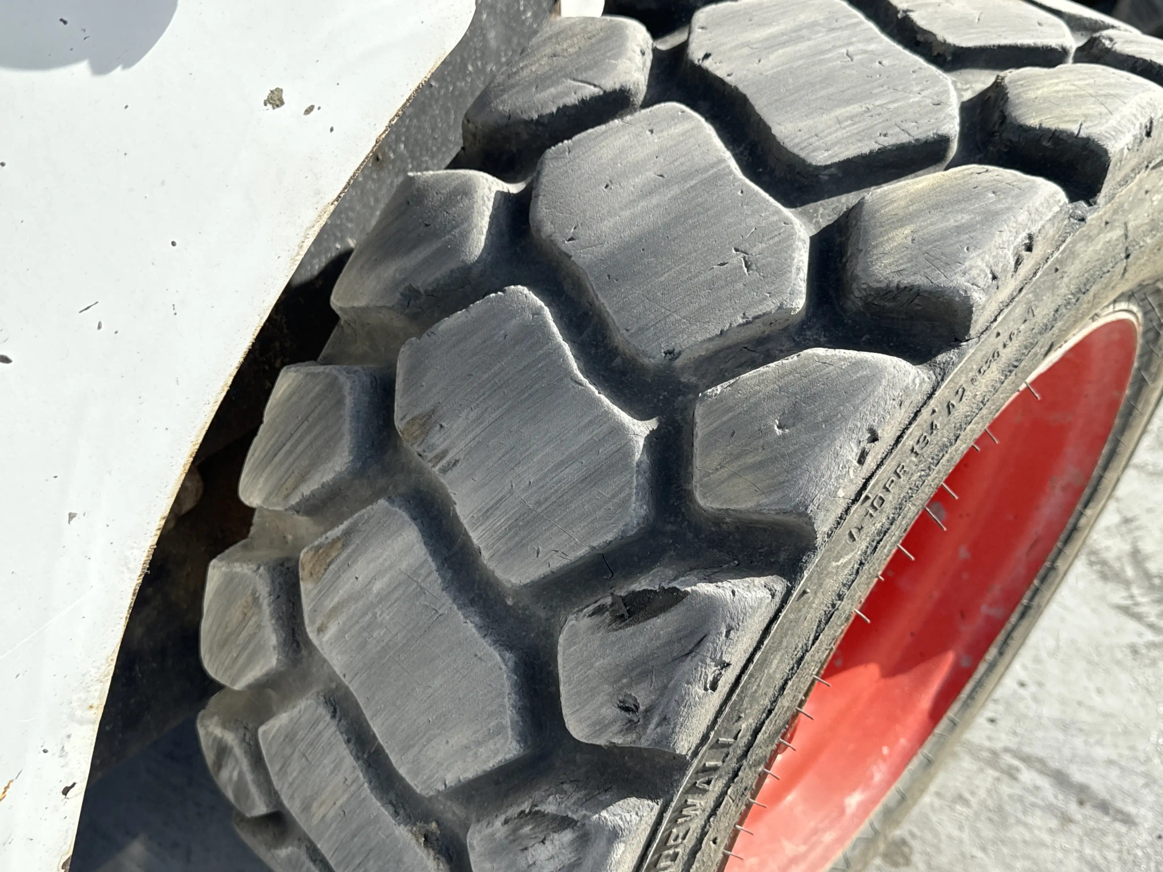 SSL-001-Bobcat-S510-skid-steer-loader-inspection-chassis-right-rear-tire-wheel-hub-condition-3