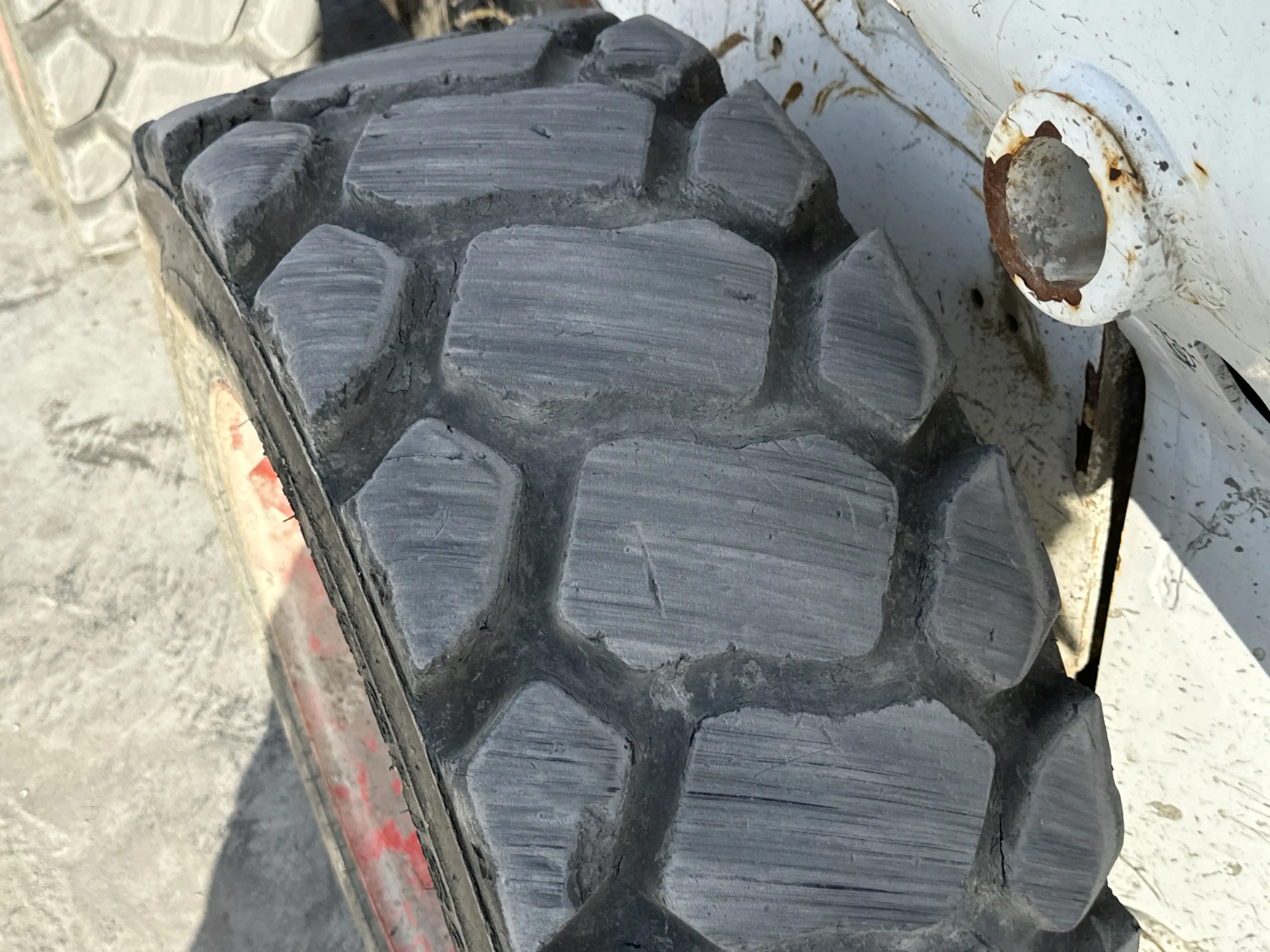 SSL-001-Bobcat-S510-skid-steer-loader-inspection-chassis-right-front-tire-wheel-hub-condition-2