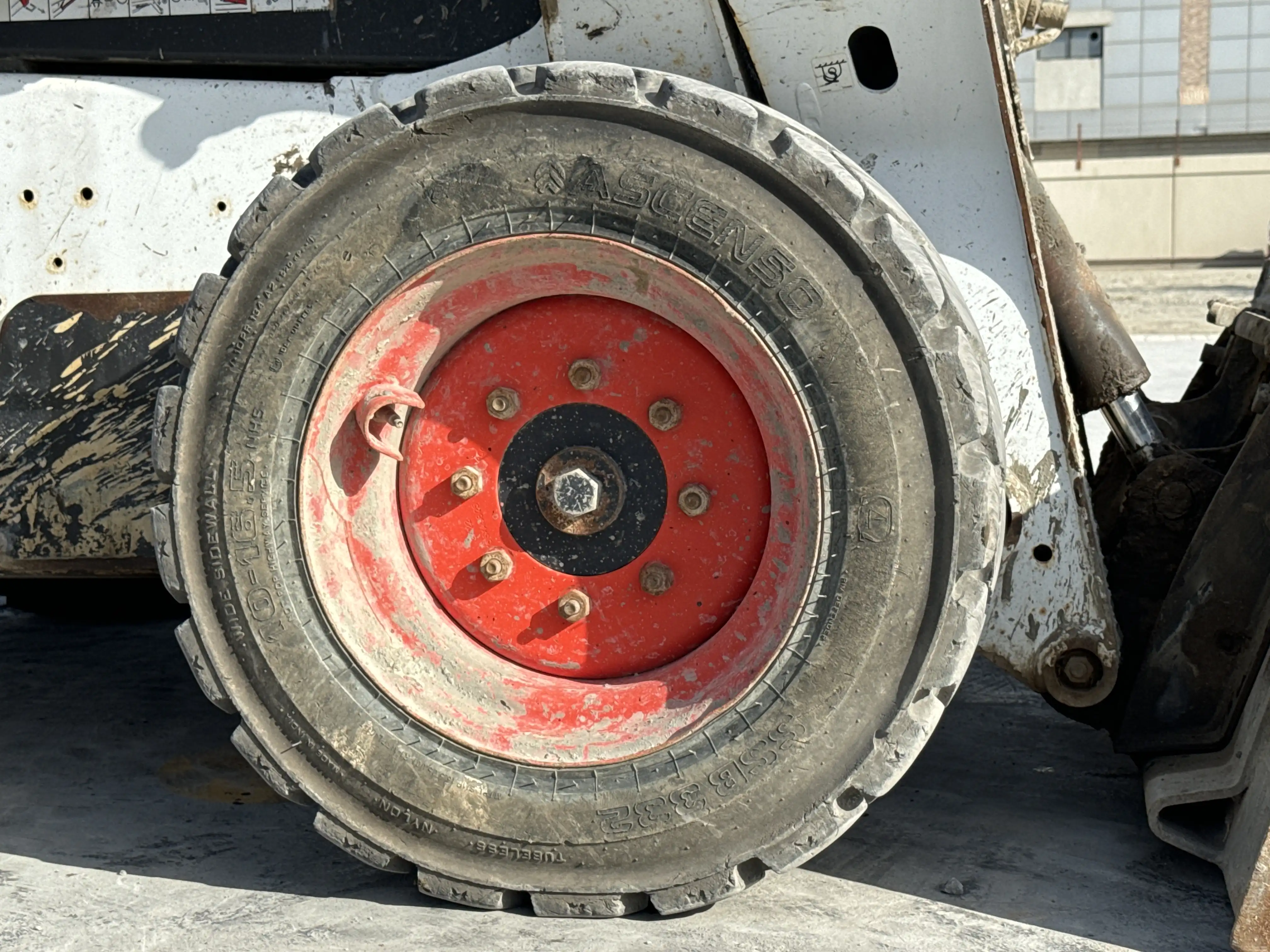 SSL-001-Bobcat-S510-skid-steer-loader-inspection-chassis-right-front-tire-wheel-hub-condition-3
