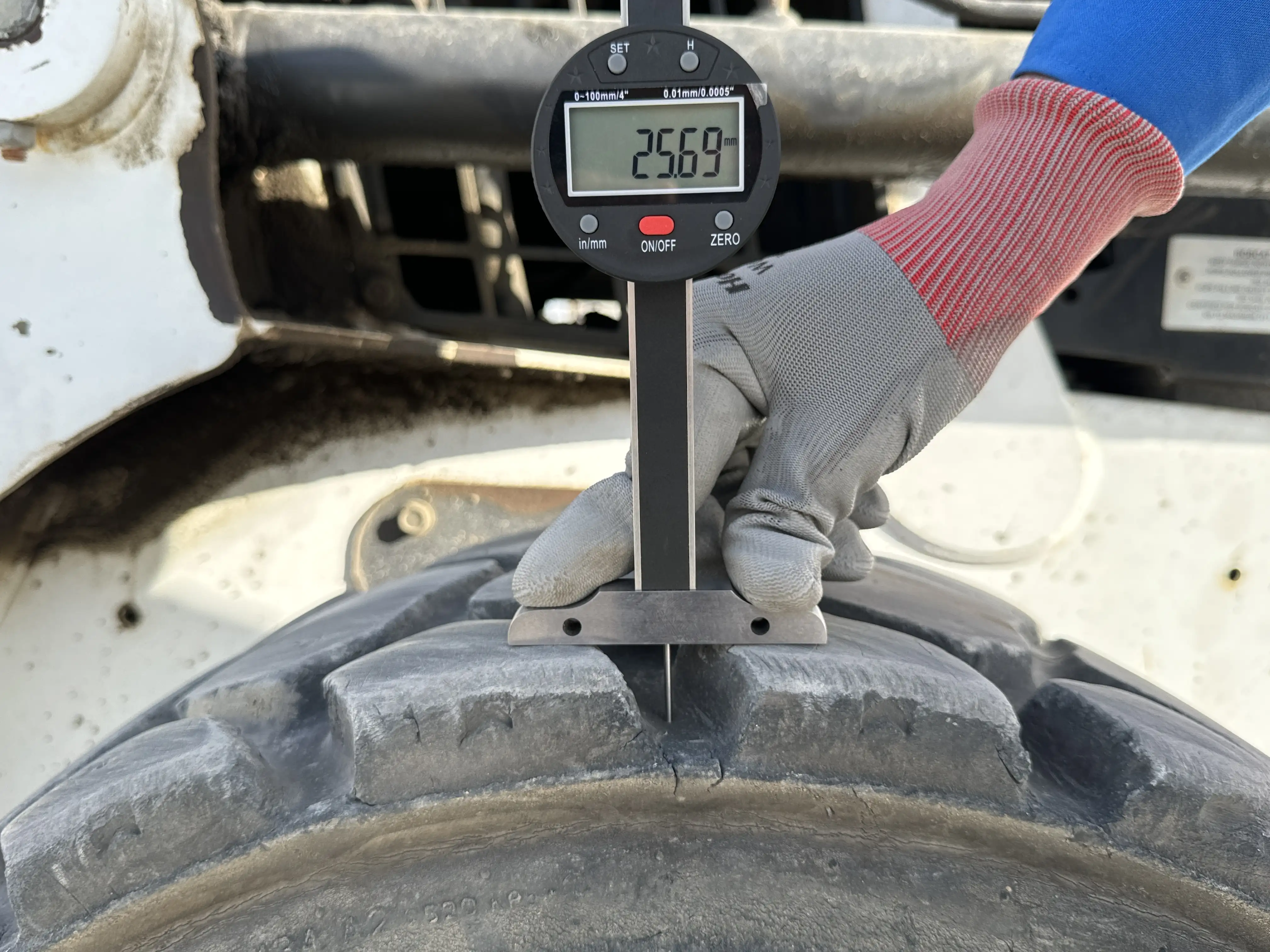 SSL-001-Bobcat-S510-skid-steer-loader-inspection-chassis-right-rear-tire-tread-depth