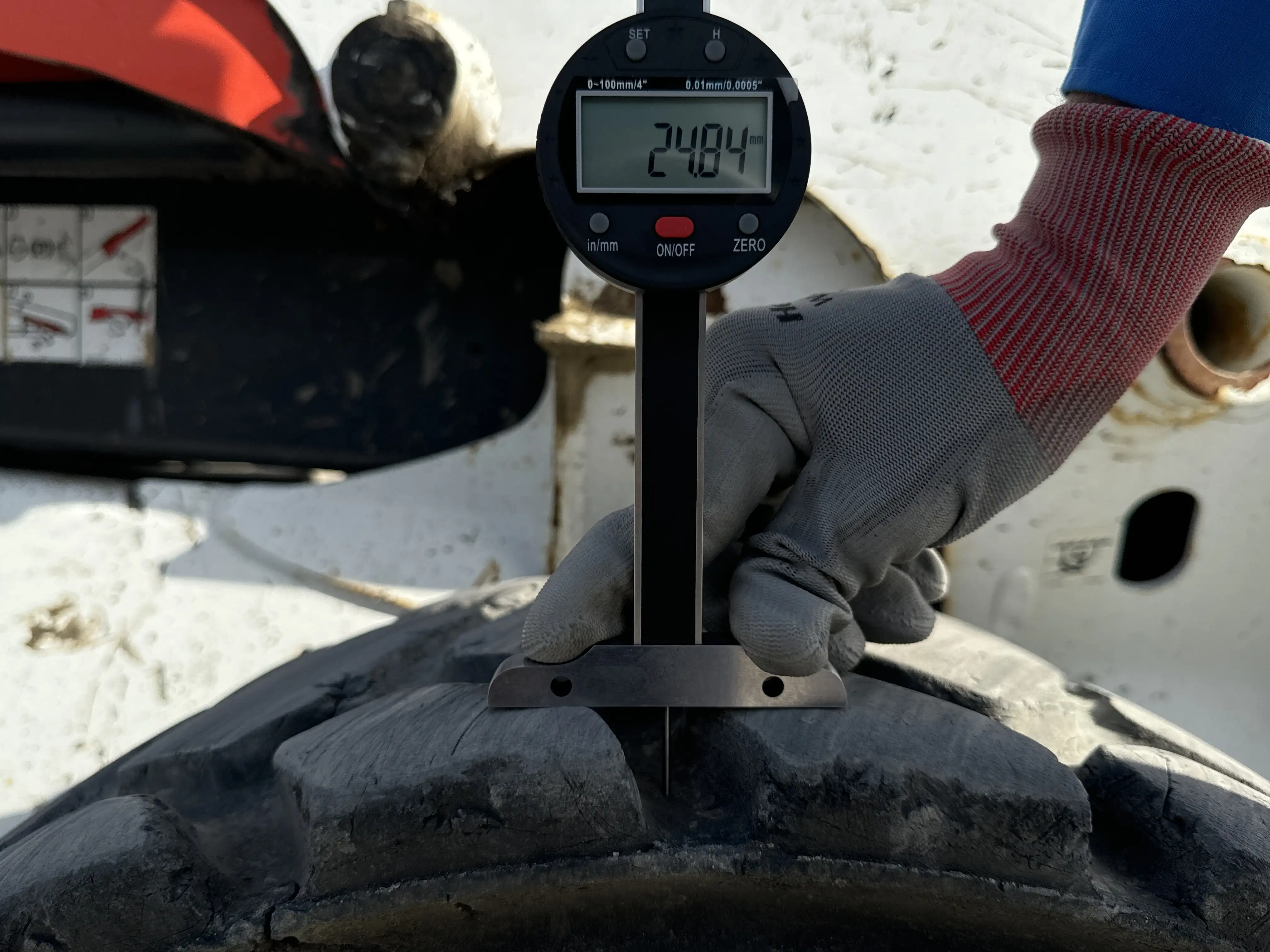 SSL-001-Bobcat-S510-skid-steer-loader-inspection-chassis-right-front-tire-tread-depth