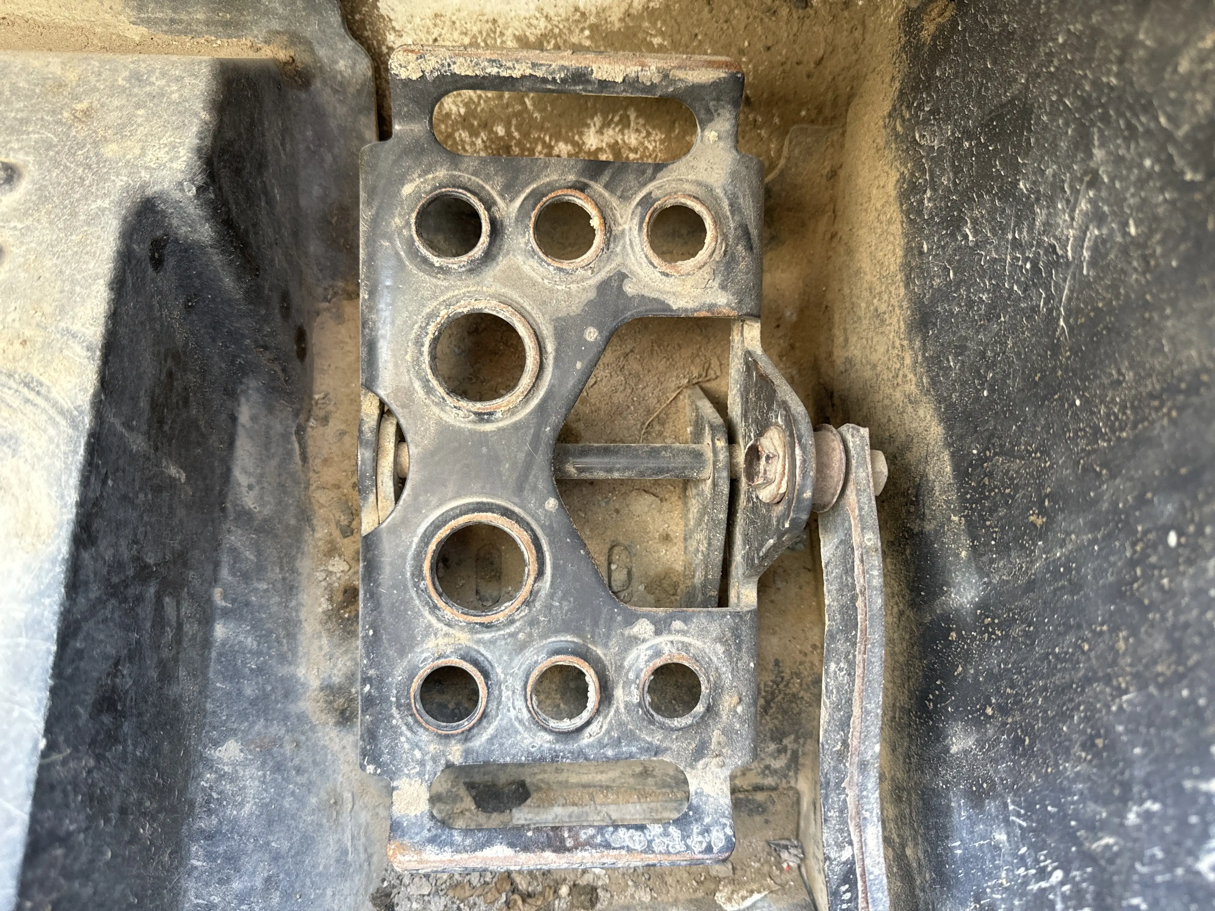SSL-001-Bobcat-S510-skid-steer-loader-inspection-cabin-pedals-1