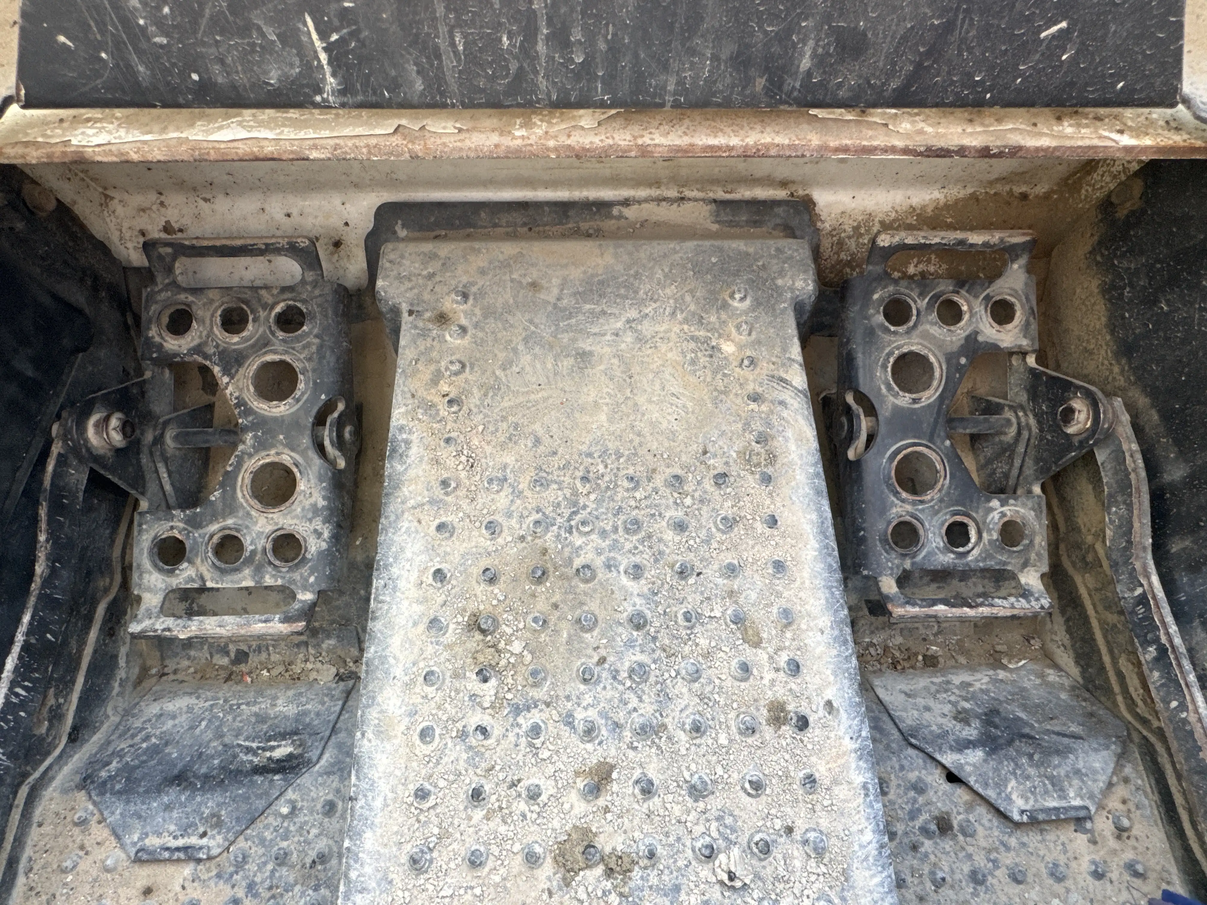 SSL-001-Bobcat-S510-skid-steer-loader-inspection-cabin-pedals-2