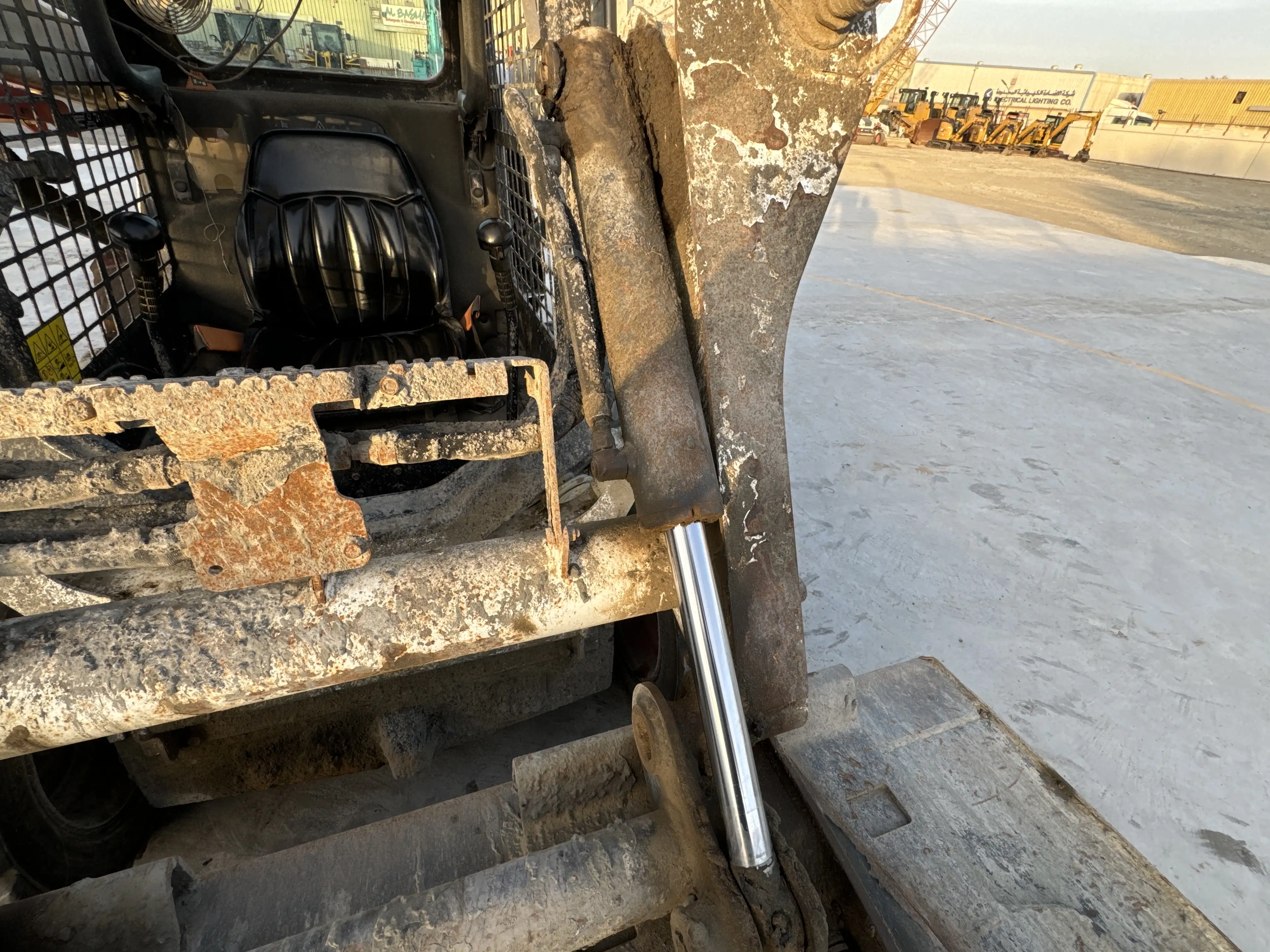 SSL-001-Bobcat-S510-skid-steer-loader-inspection-hydraulics-bucket-tilt-cylinders-1