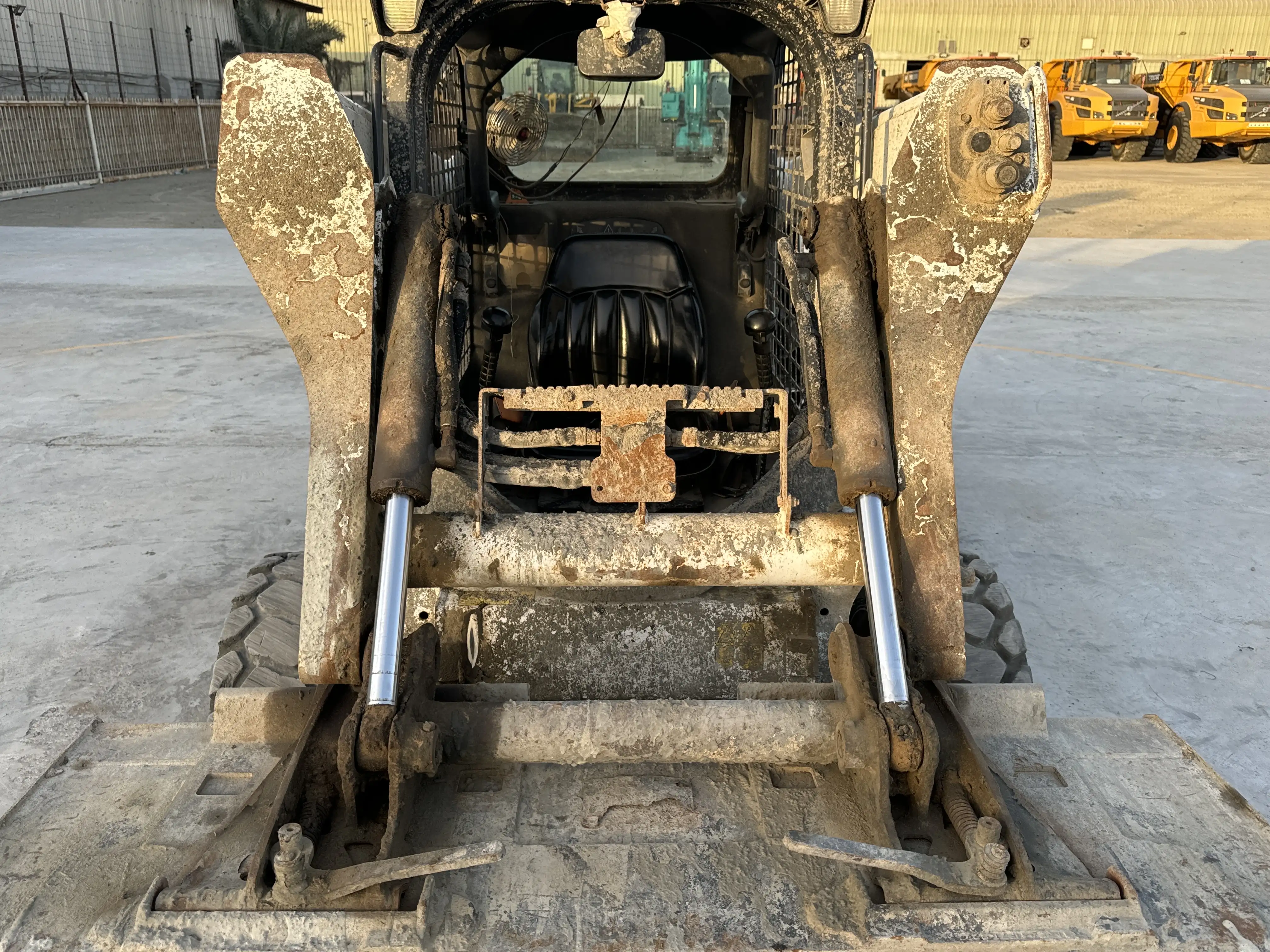 SSL-001-Bobcat-S510-skid-steer-loader-inspection-hydraulics-bucket-tilt-cylinders-2
