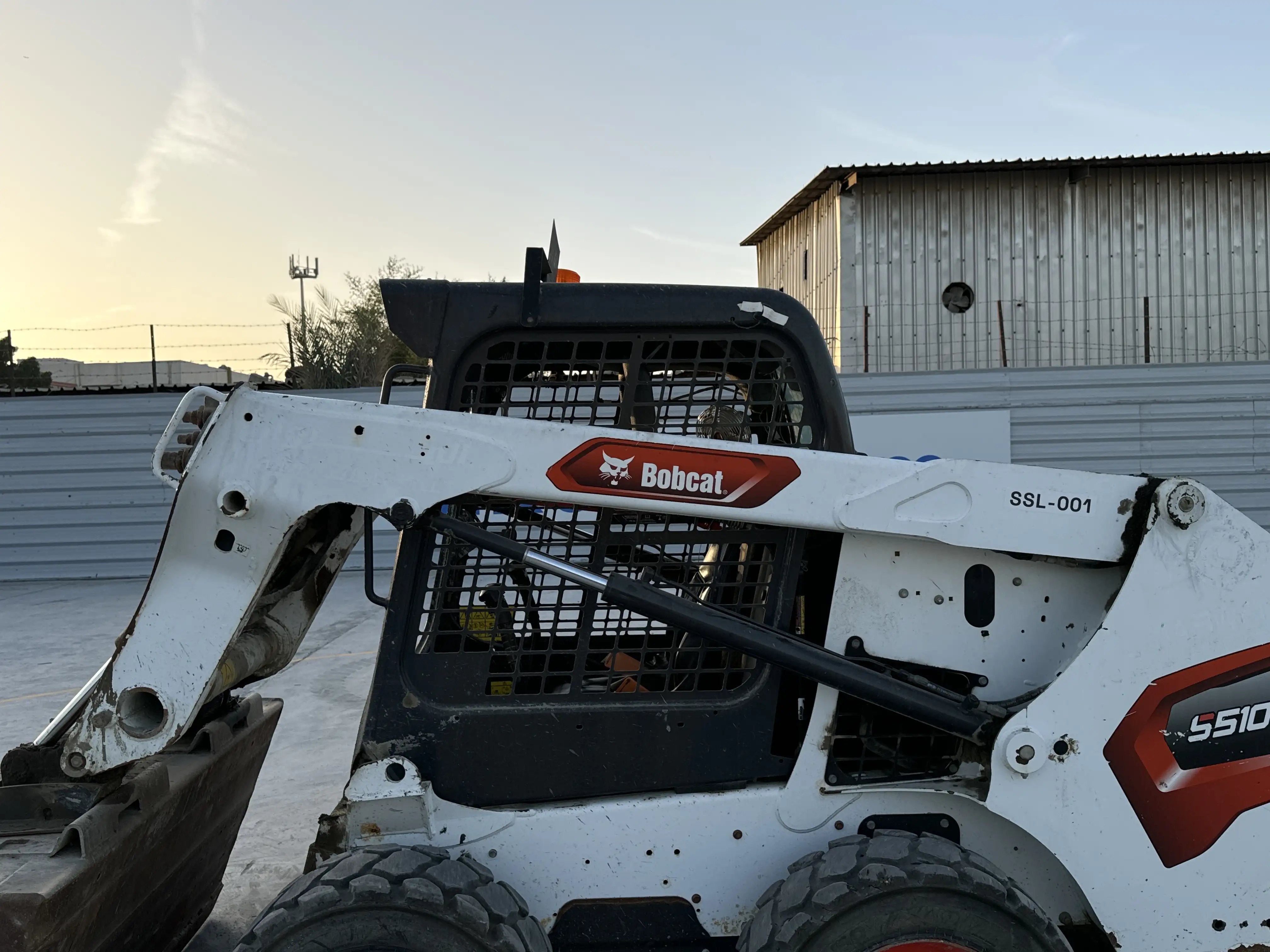 SSL-001-Bobcat-S510-skid-steer-loader-inspection-hydraulics-lift-arm-2