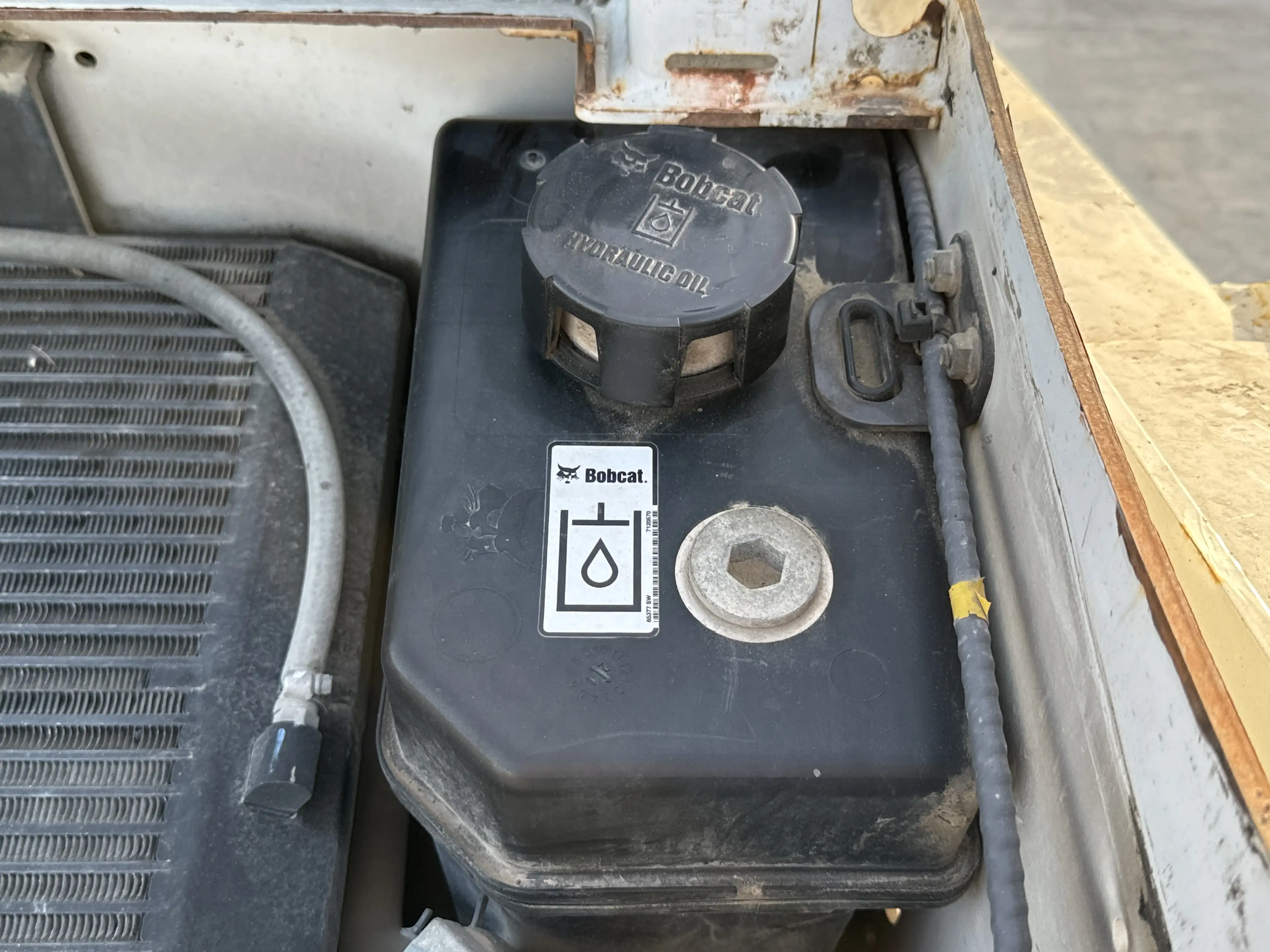 SSL-001-Bobcat-S510-skid-steer-loader-inspection-hydraulics-hydraulic-tank-2