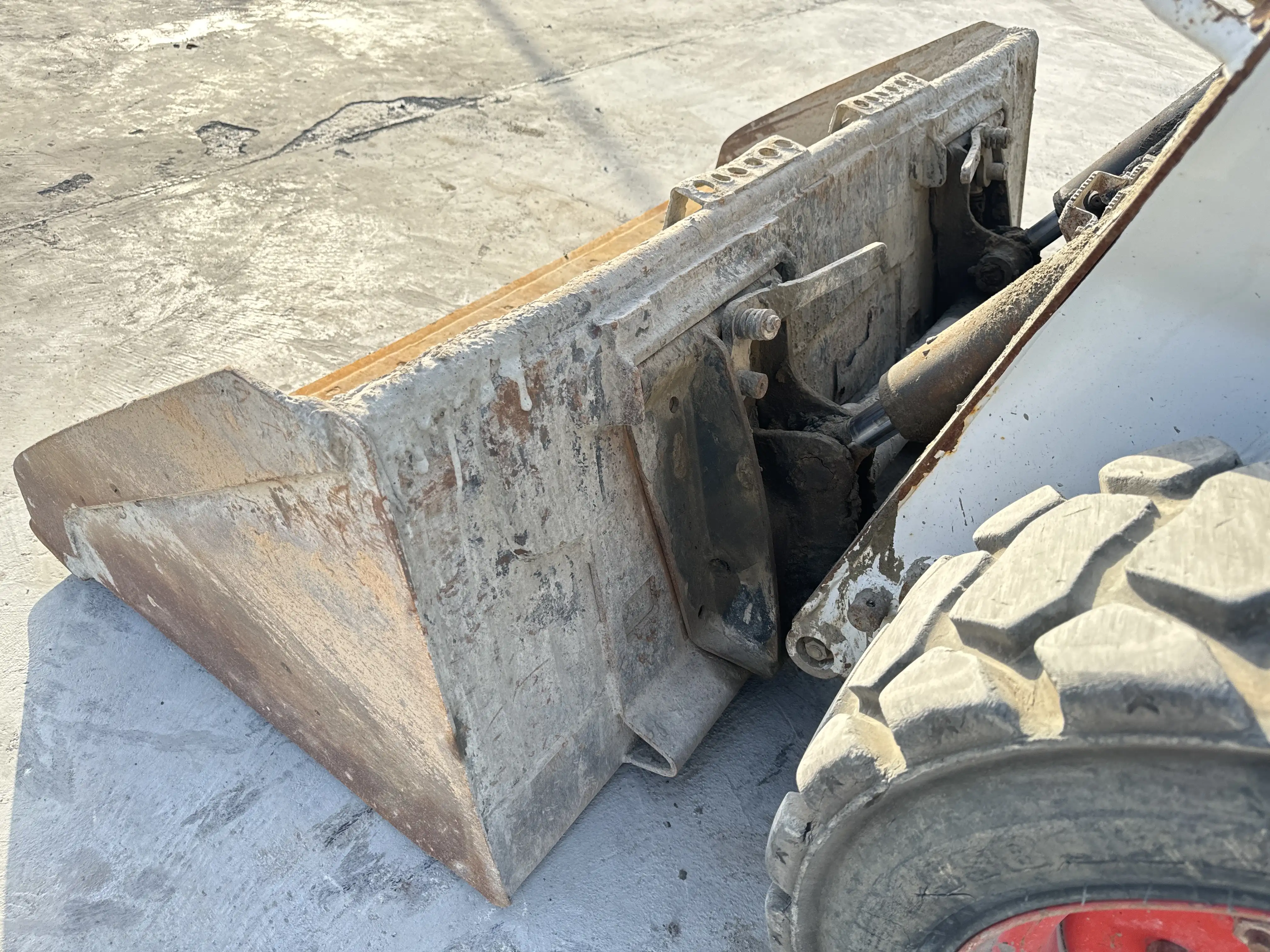 SSL-001-Bobcat-S510-skid-steer-loader-inspection-attachments-loader-bucket-condition-1
