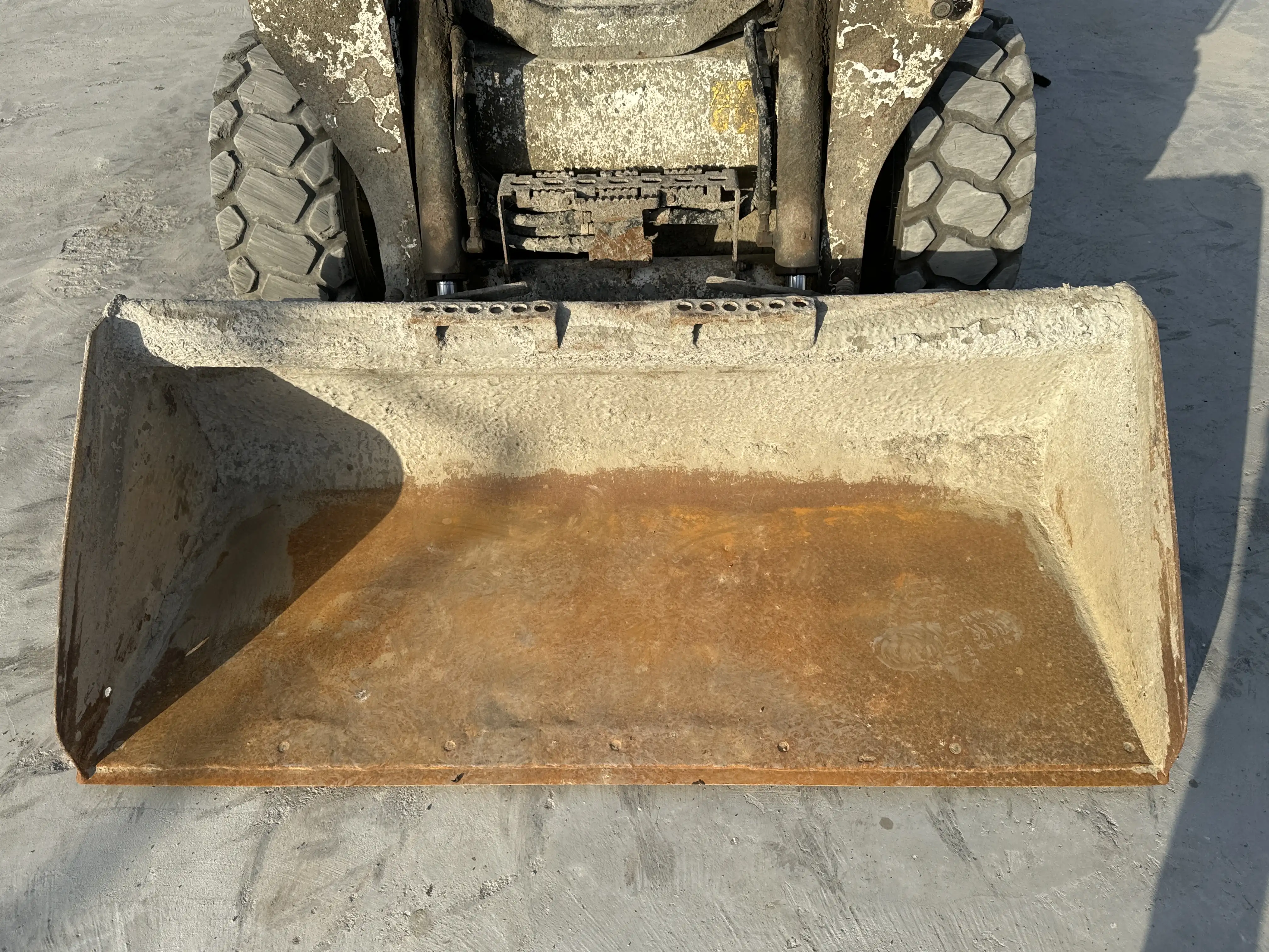 SSL-001-Bobcat-S510-skid-steer-loader-inspection-attachments-loader-bucket-condition-2