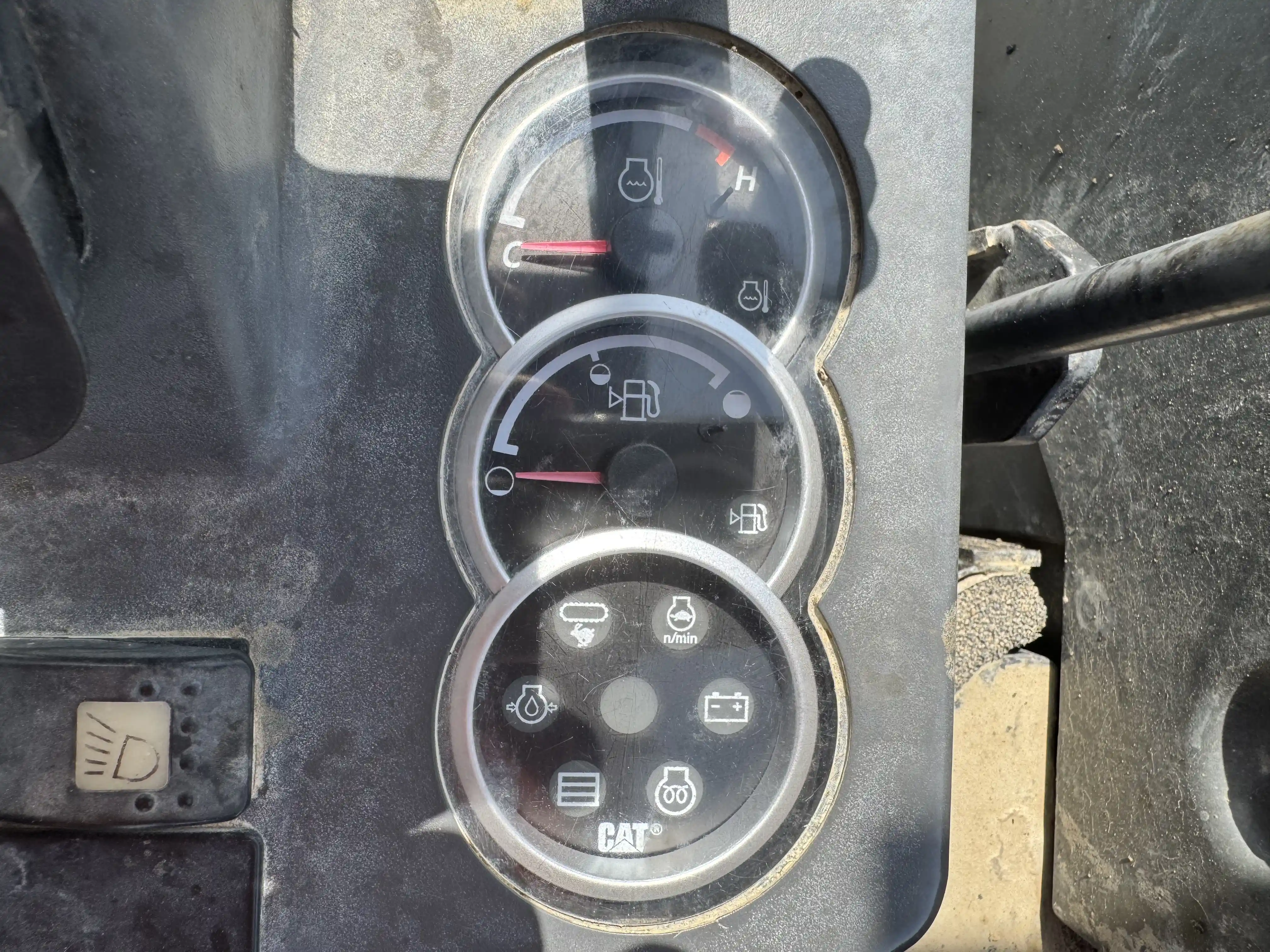 MNX-001-Cat-303E-mini-excavator-inspection-cabin-instrument-cluster-1