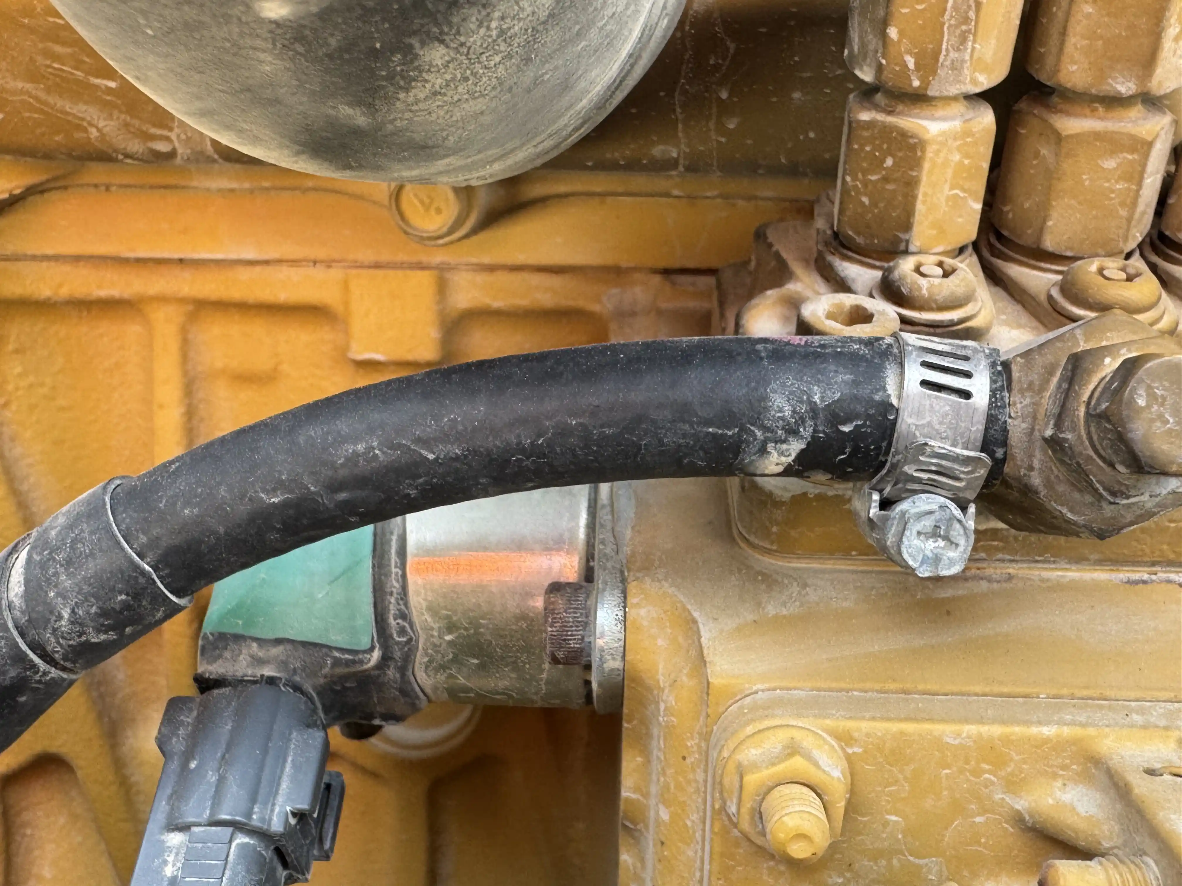 MNX-001-Cat-303E-mini-excavator-inspection-engine-hoses-2