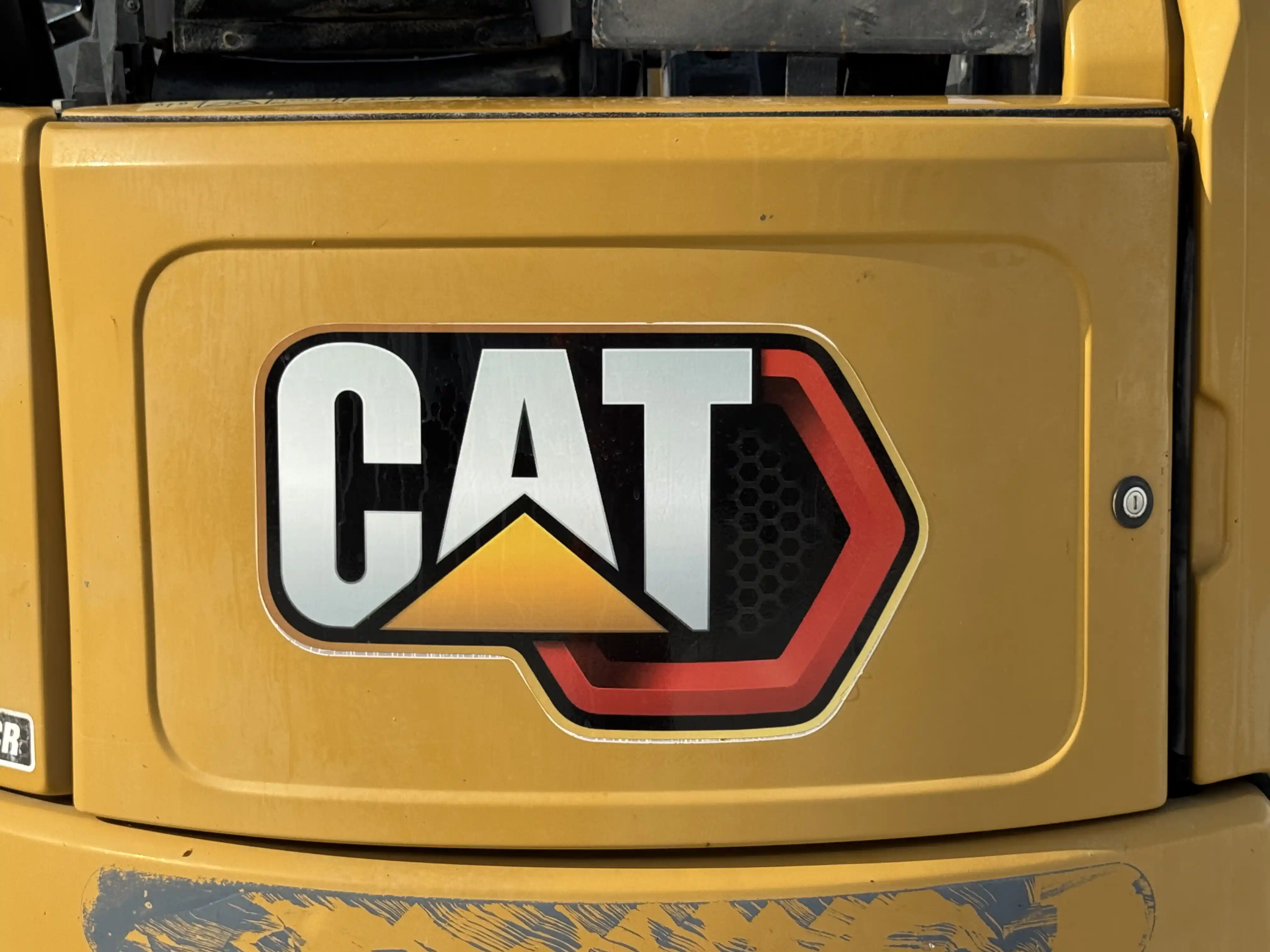 MNX-001-Cat-303E-mini-excavator-inspection-structure-sheet-metal-fiberglass-3