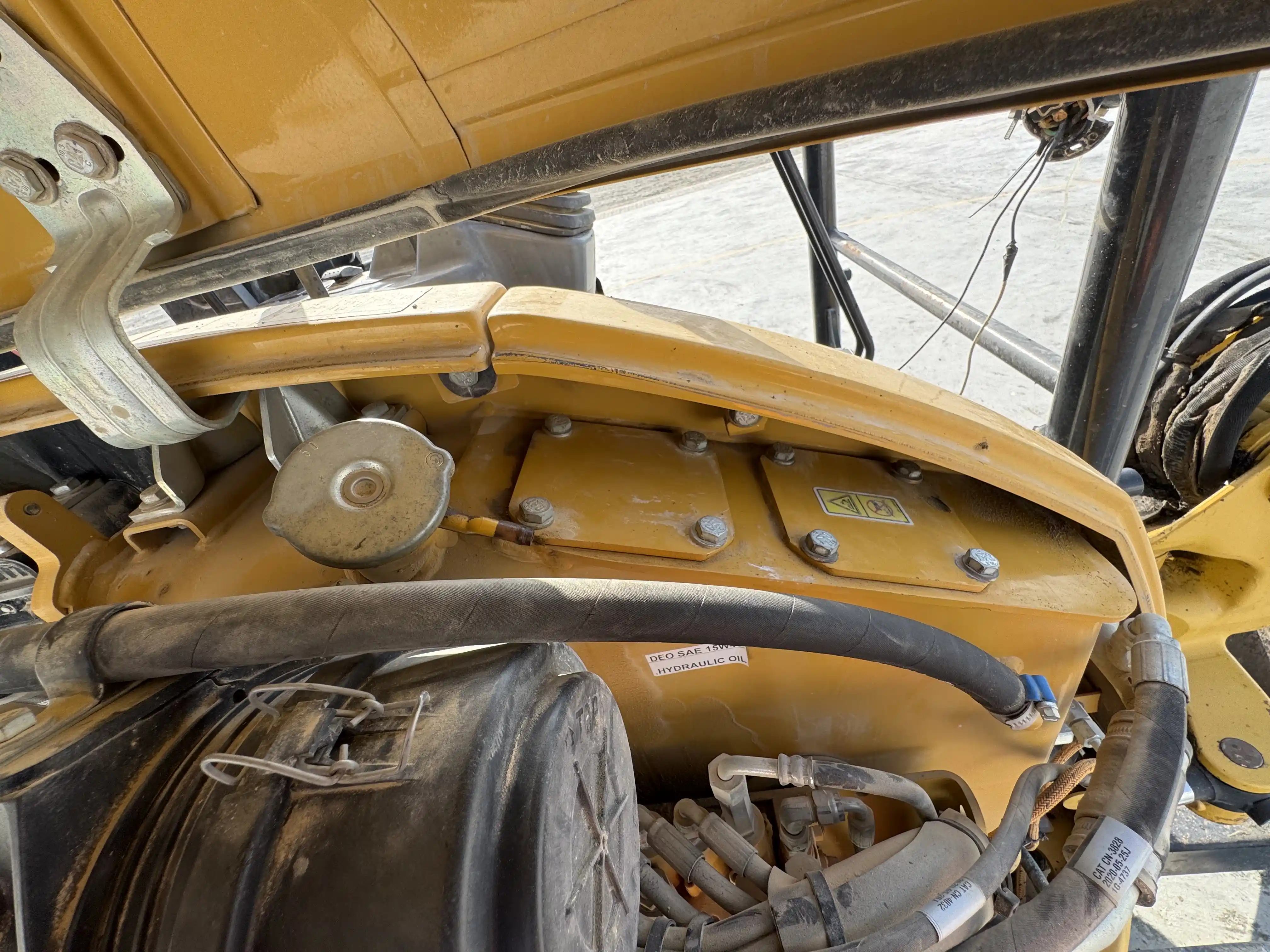 MNX-001-Cat-303E-mini-excavator-inspection-hydraulics-hydraulic-tank-1