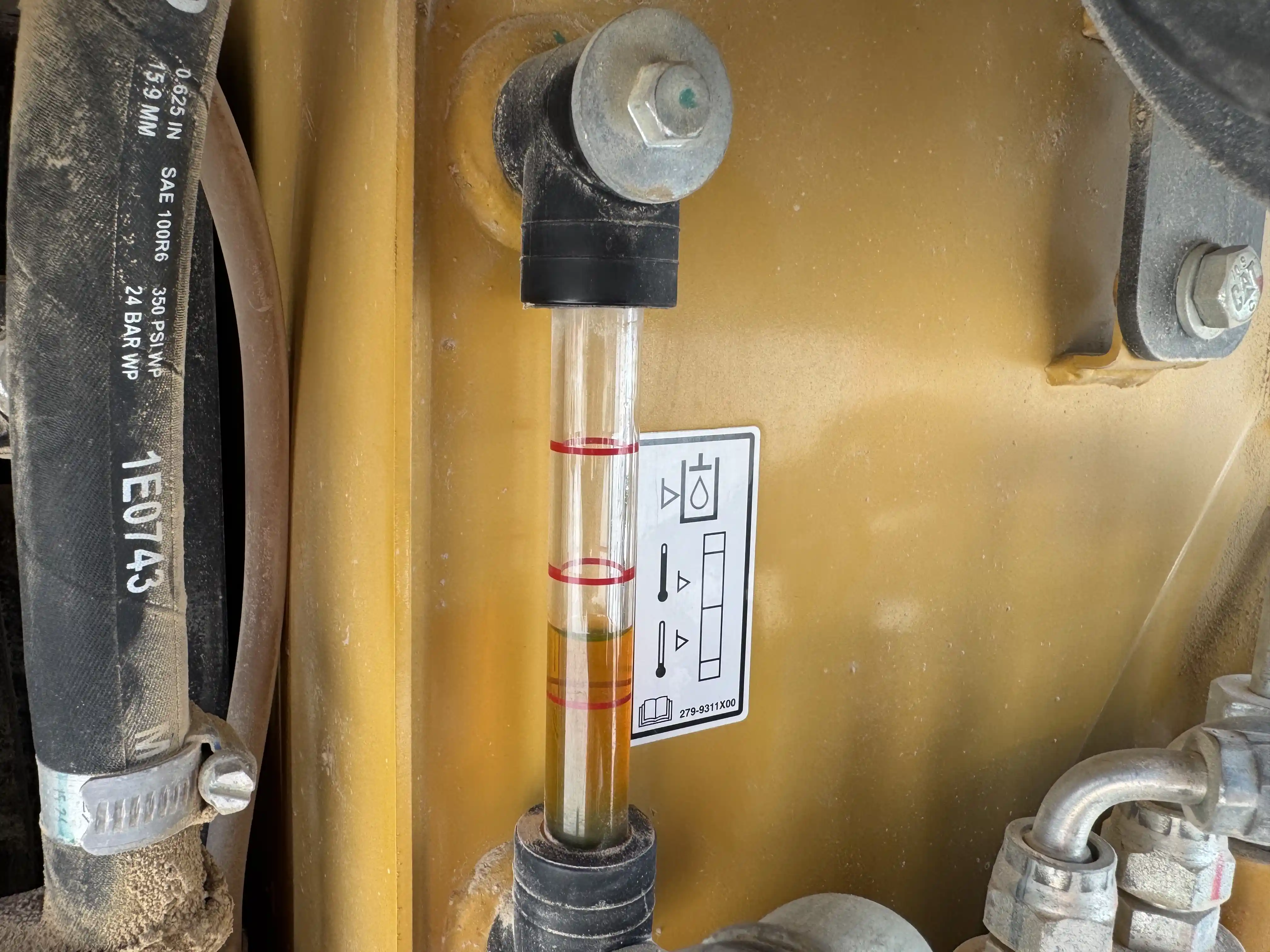 MNX-001-Cat-303E-mini-excavator-inspection-hydraulics-hydraulic-tank-3
