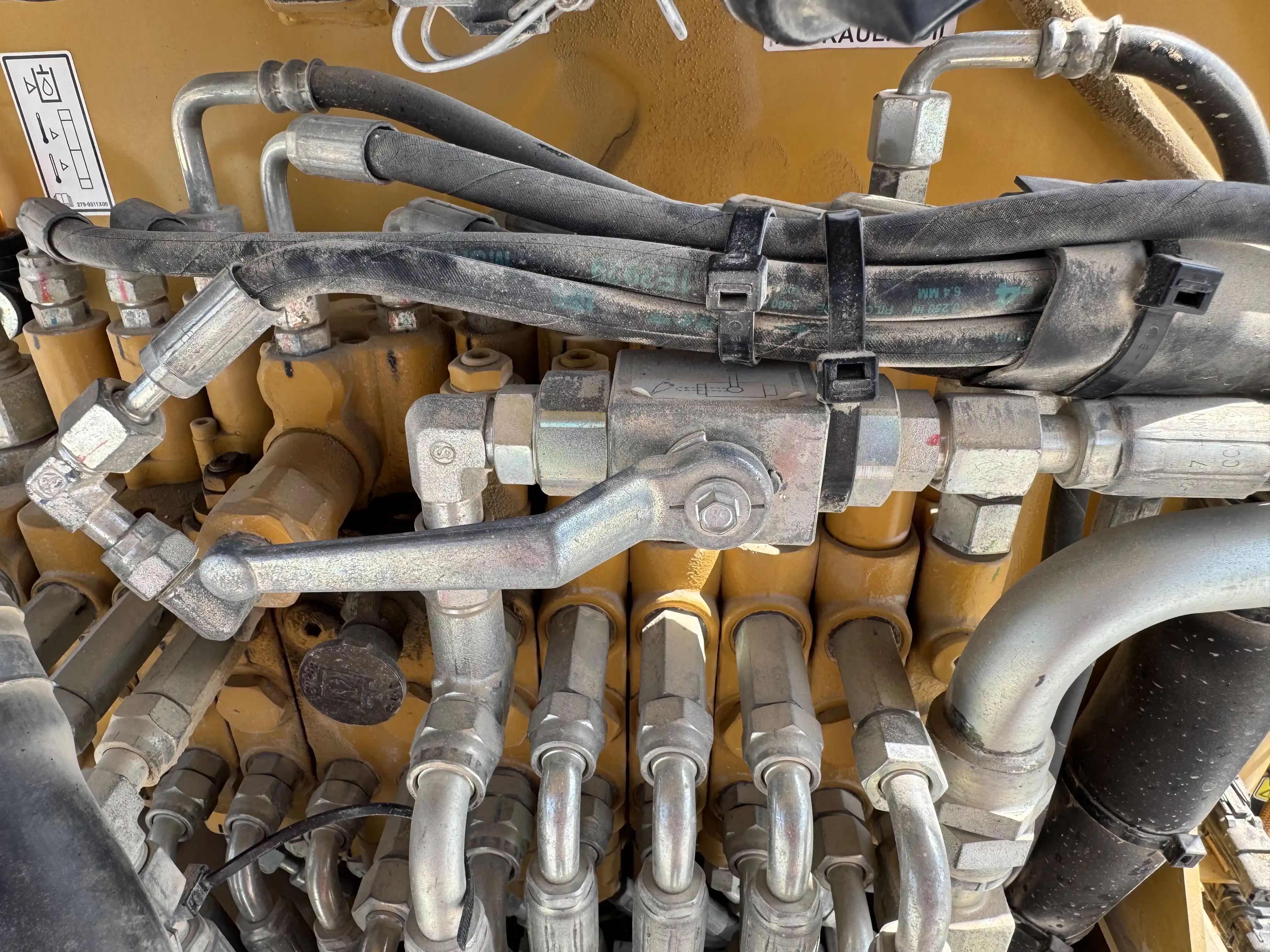 MNX-001-Cat-303E-mini-excavator-inspection-hydraulics-hydraulic-hoses-and-lines-2