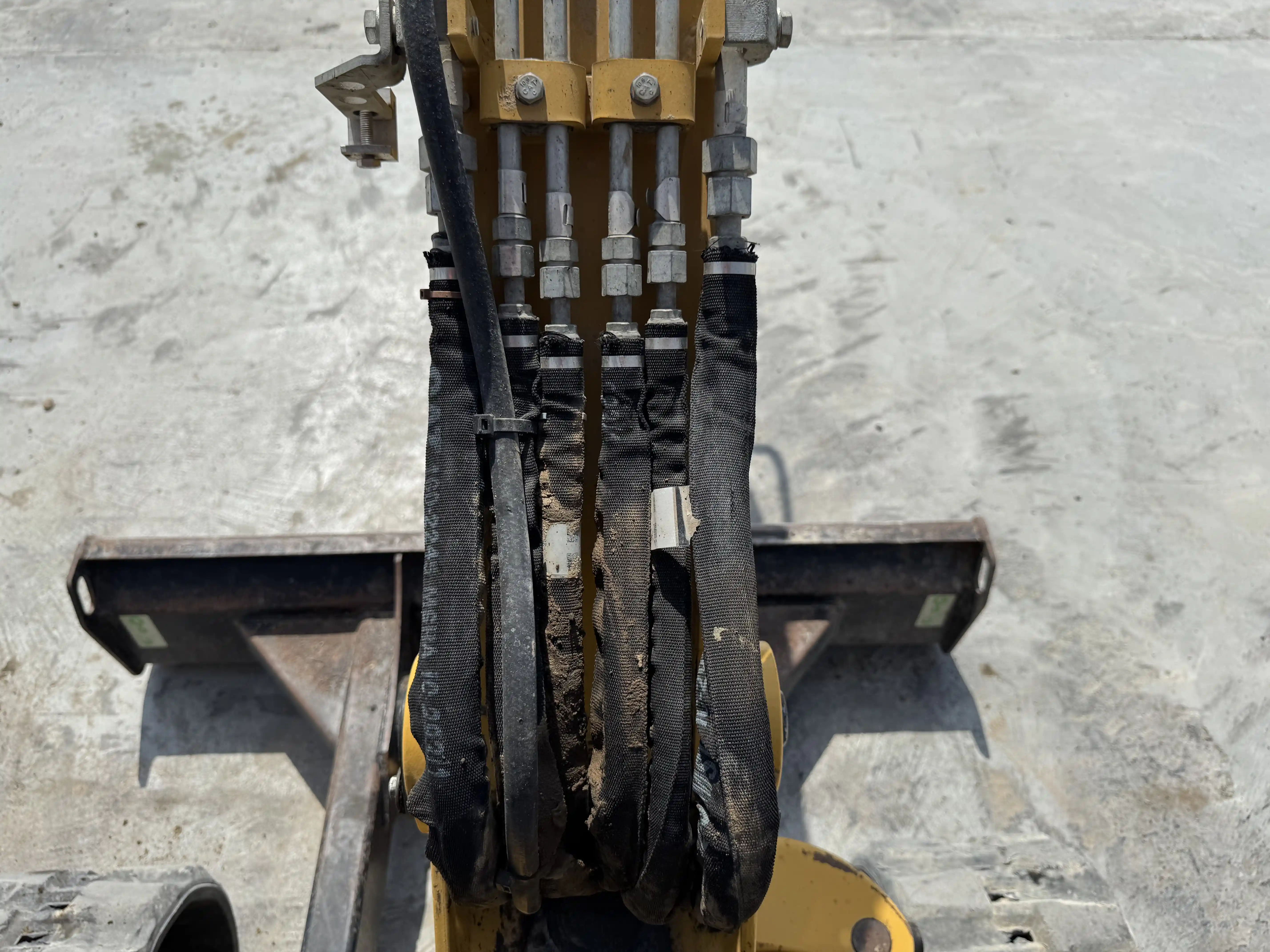 MNX-001-Cat-303E-mini-excavator-inspection-hydraulics-hydraulic-hoses-and-lines-3