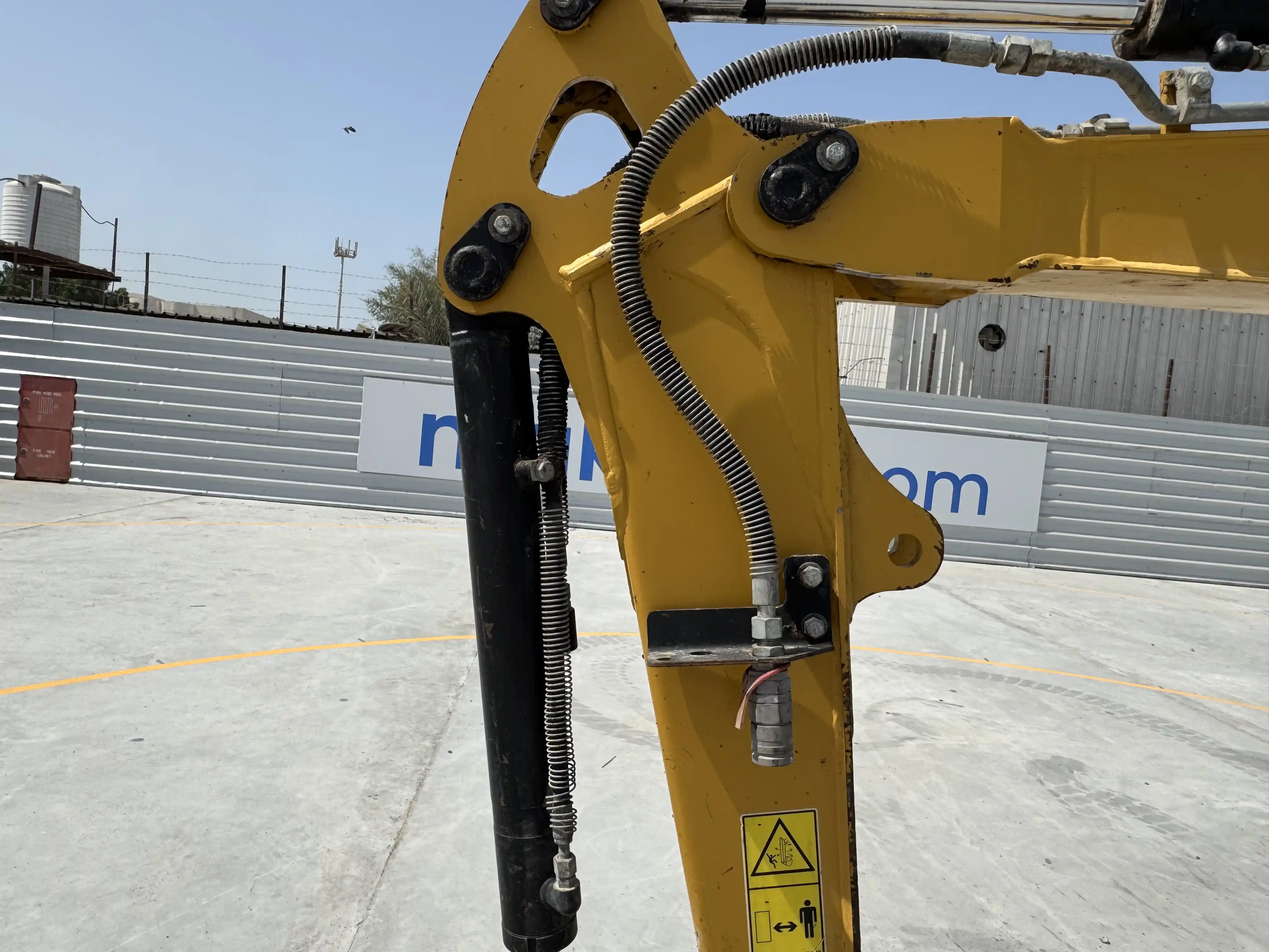 MNX-001-Cat-303E-mini-excavator-inspection-hydraulics-hydraulic-hoses-and-lines-4