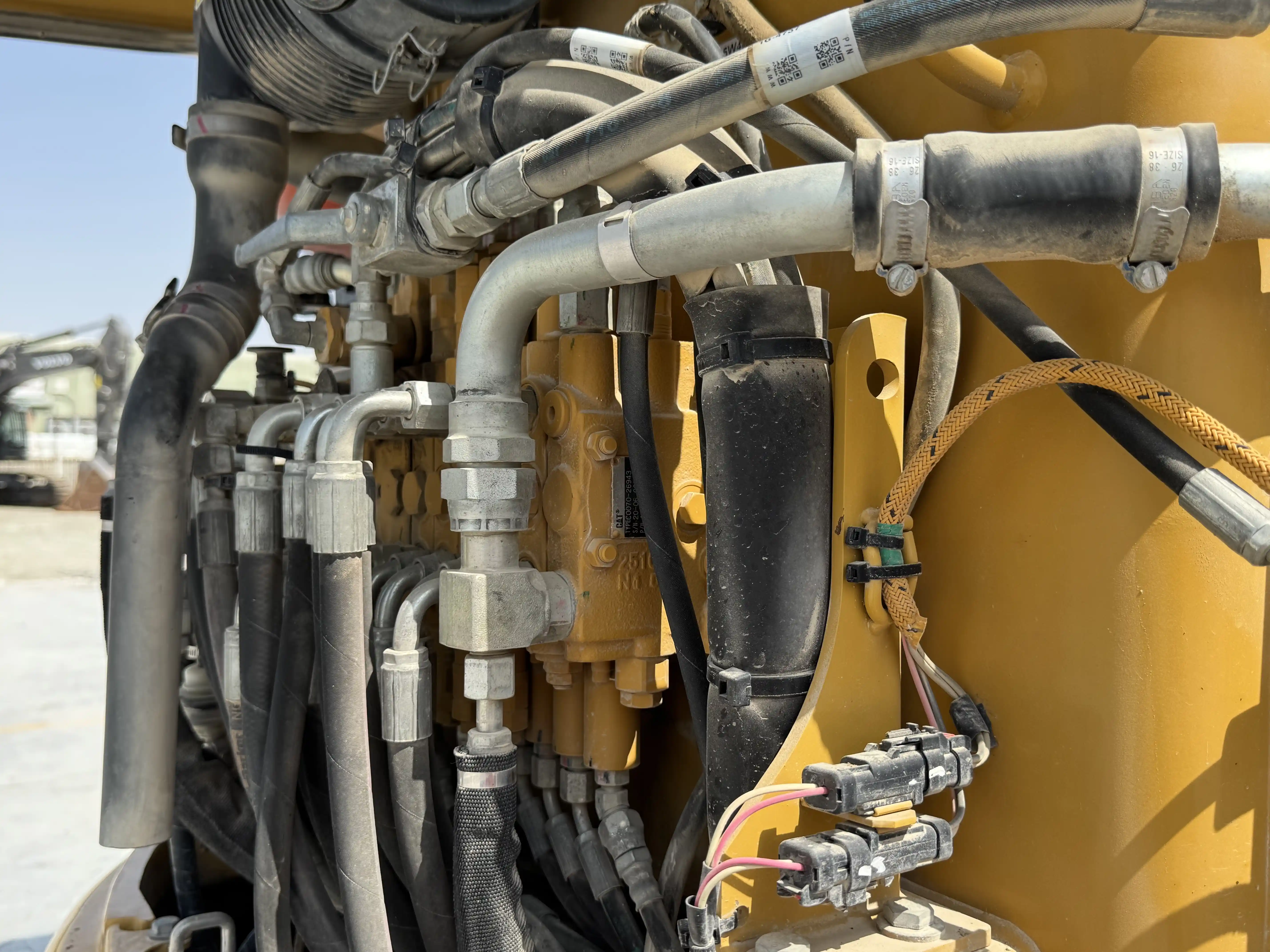 MNX-001-Cat-303E-mini-excavator-inspection-hydraulics-main-control-valve-MCV-1