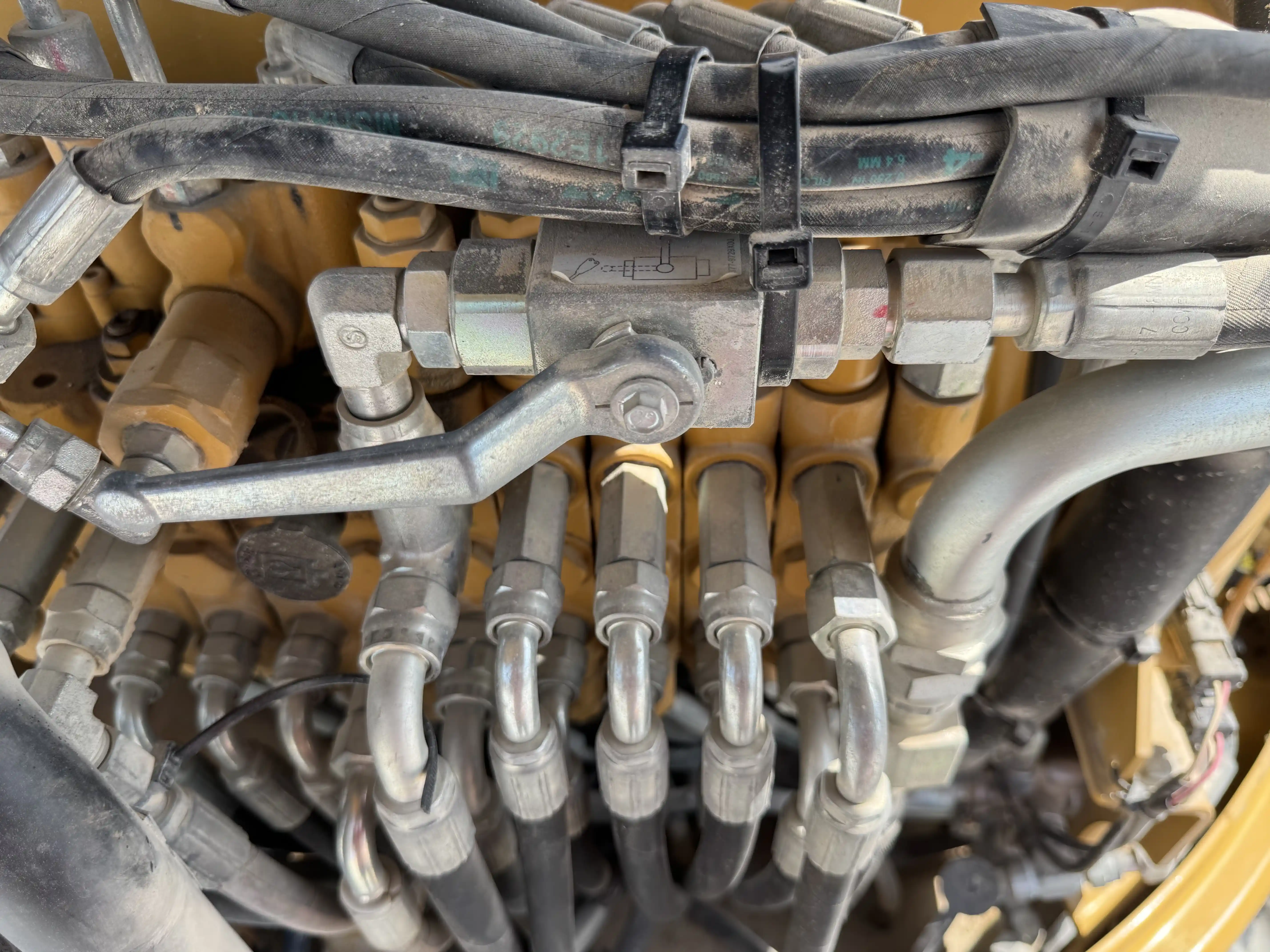 MNX-001-Cat-303E-mini-excavator-inspection-hydraulics-main-control-valve-MCV-2