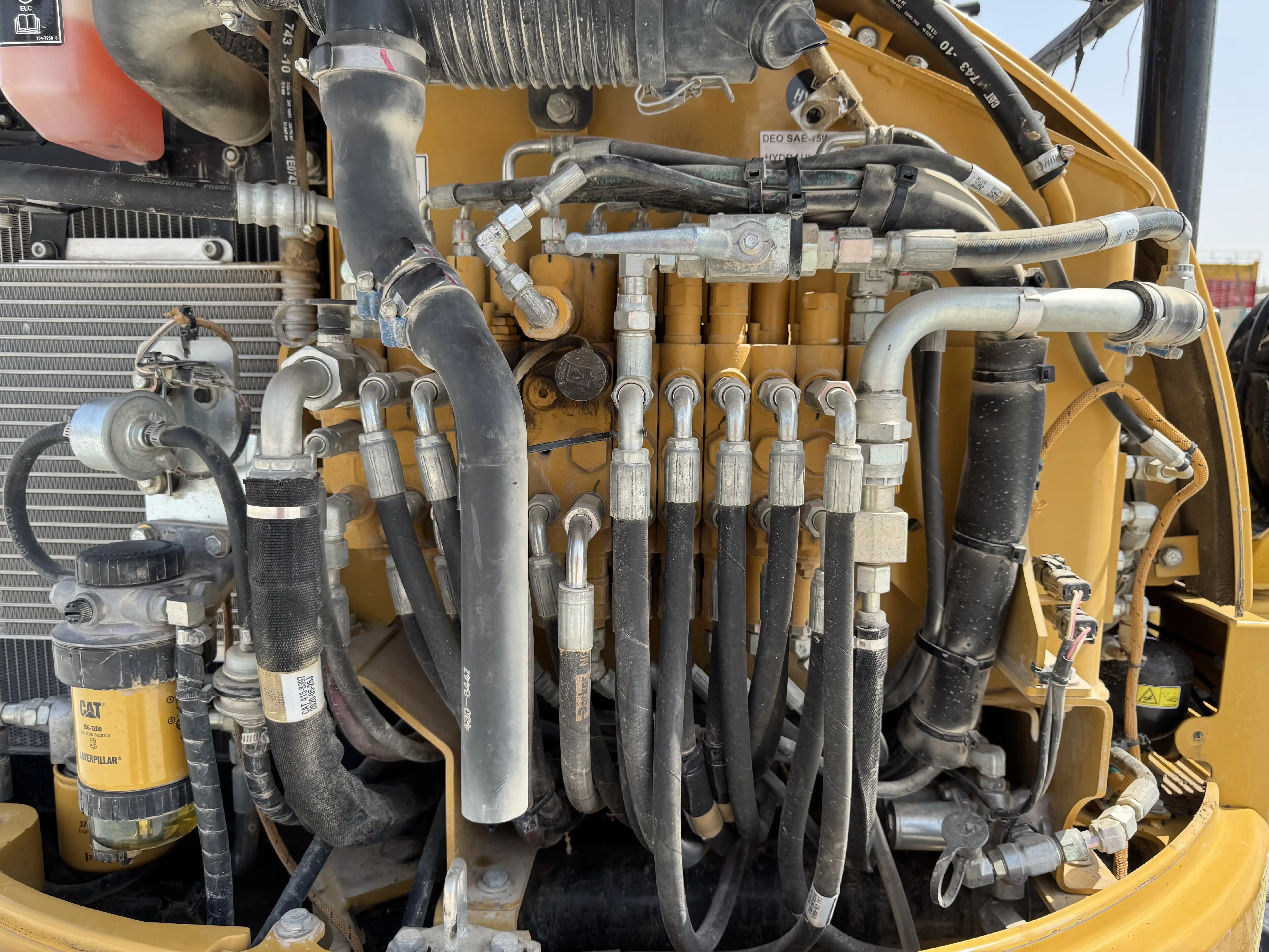 MNX-001-Cat-303E-mini-excavator-inspection-hydraulics-main-control-valve-MCV-3