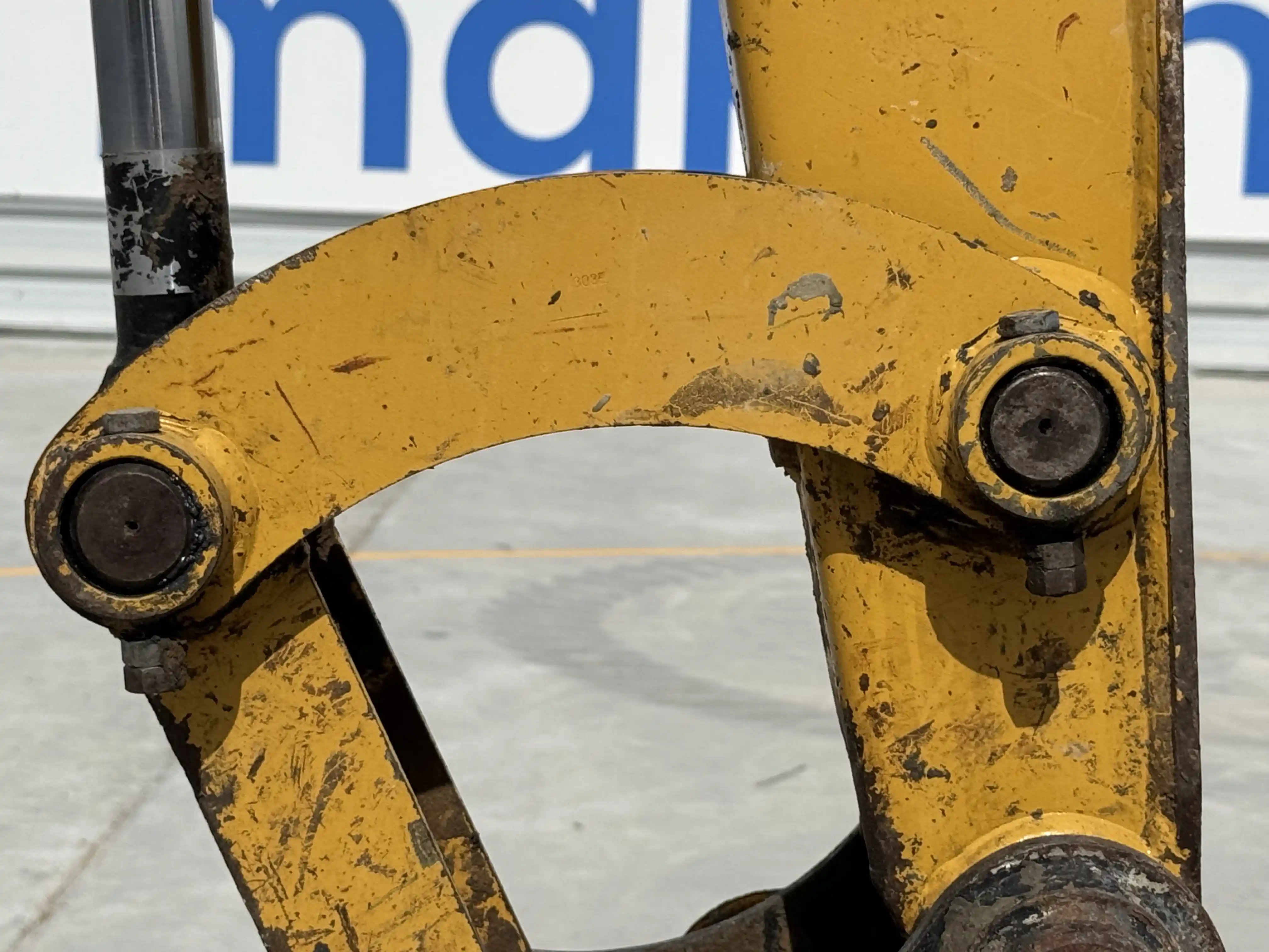 MNX-001-Cat-303E-mini-excavator-inspection-chassis-dog-bone-arms-1