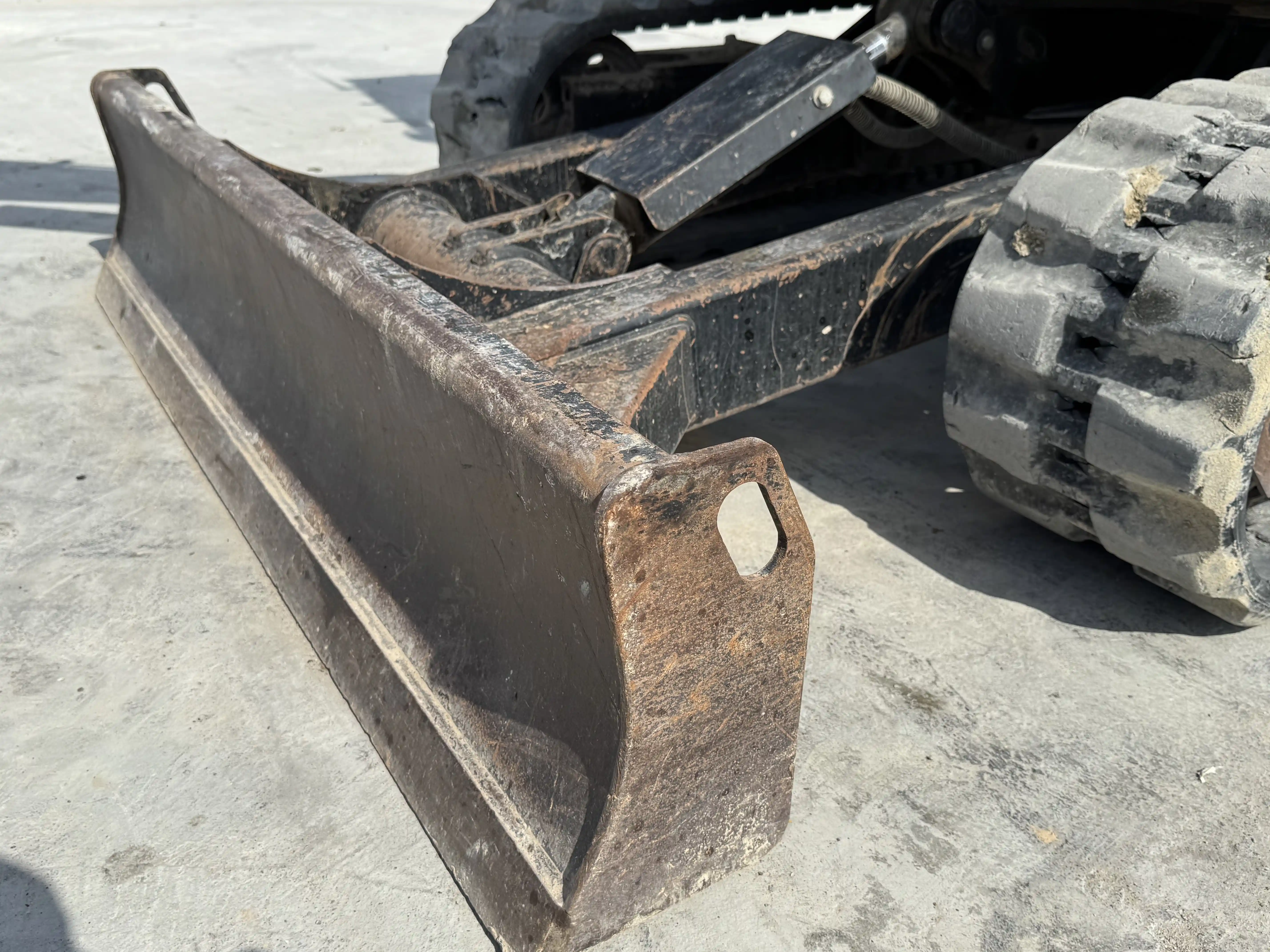 MNX-001-Cat-303E-mini-excavator-inspection-chassis-dozer-blade-2