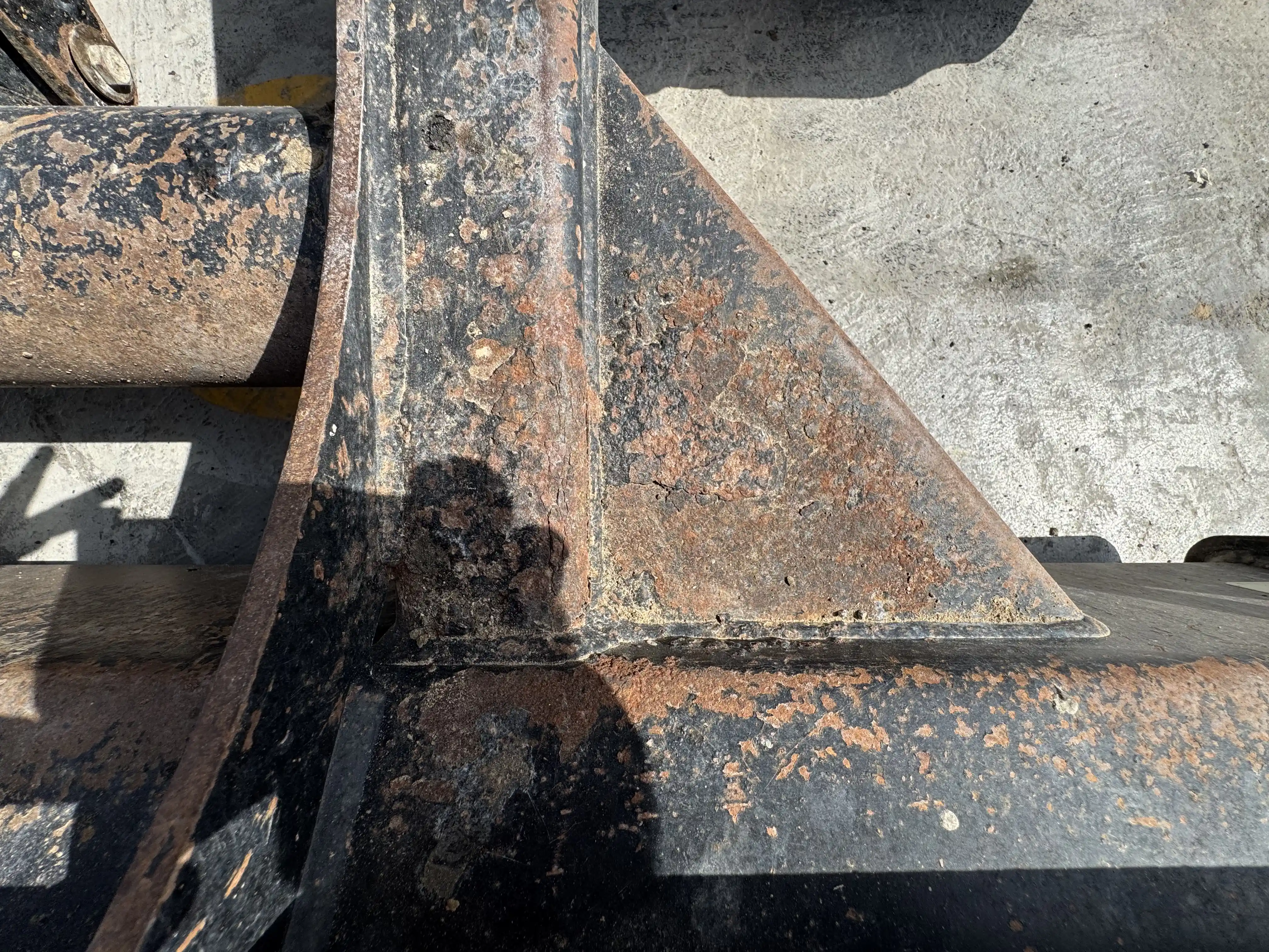 MNX-001-Cat-303E-mini-excavator-inspection-chassis-dozer-blade-3
