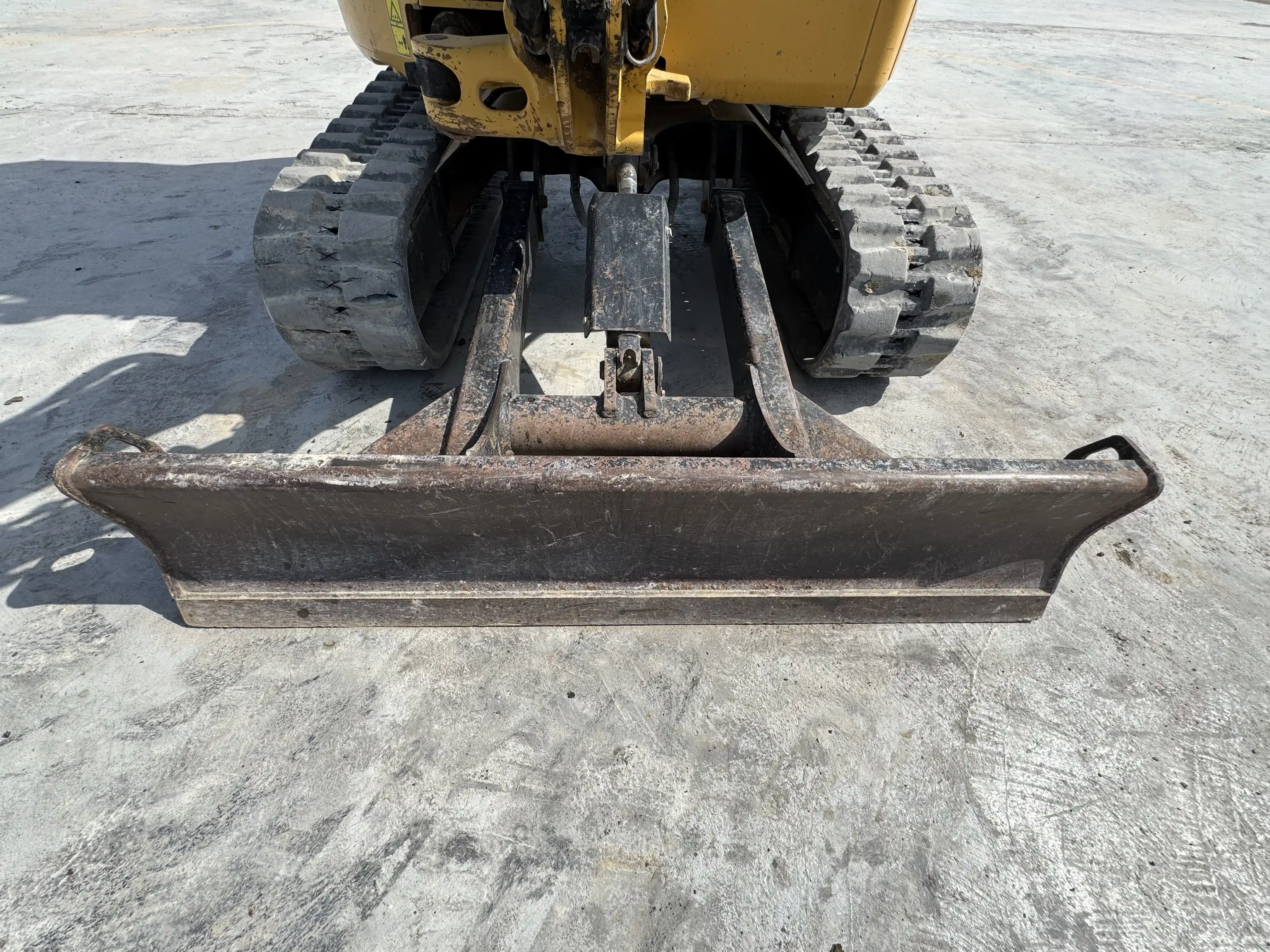 MNX-001-Cat-303E-mini-excavator-inspection-chassis-dozer-blade-4