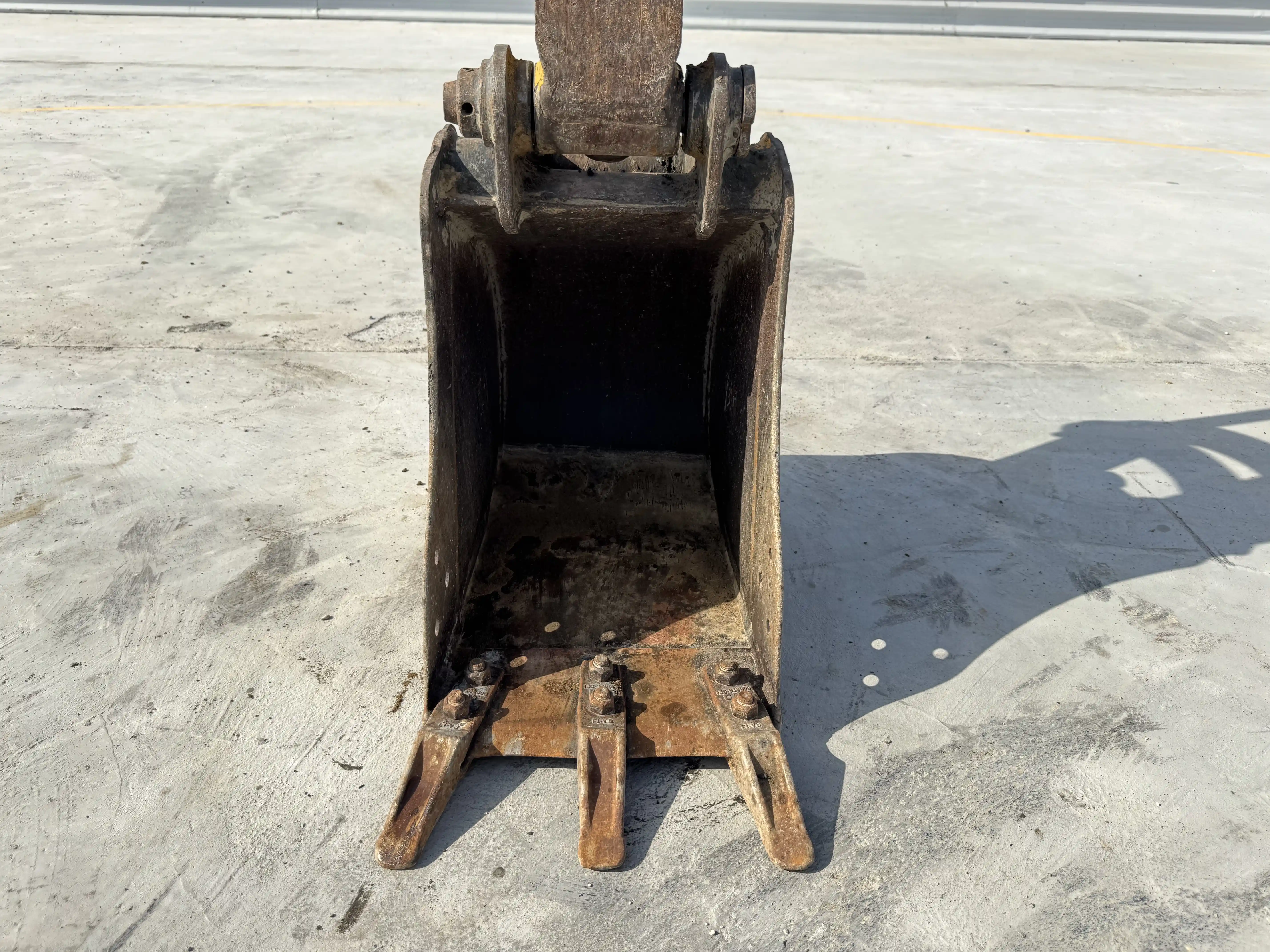 MNX-001-Cat-303E-mini-excavator-inspection-attachment-excavator-bucket-1