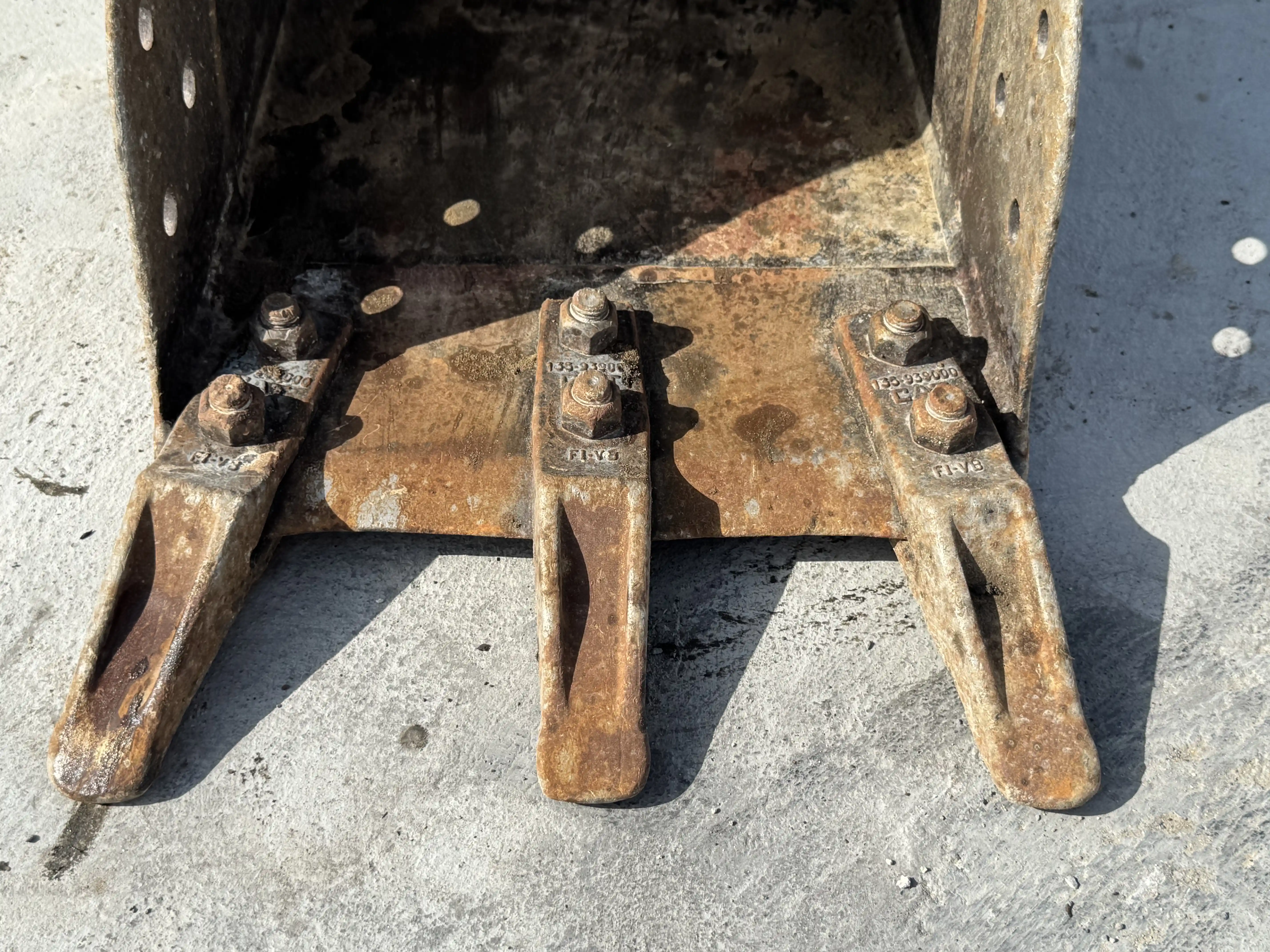 MNX-001-Cat-303E-mini-excavator-inspection-attachment-excavator-bucket-teeth-1