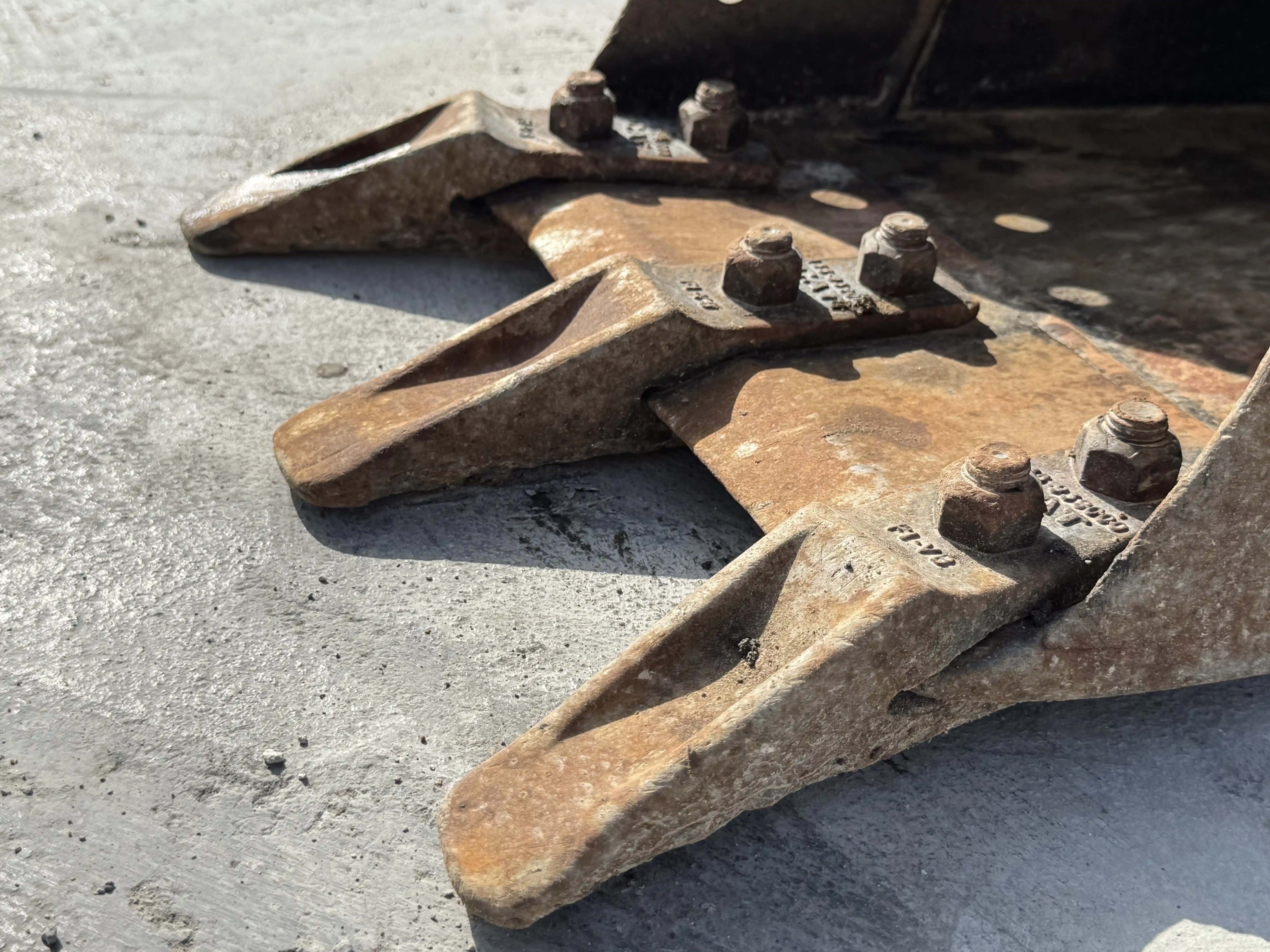 MNX-001-Cat-303E-mini-excavator-inspection-attachment-excavator-bucket-teeth-2