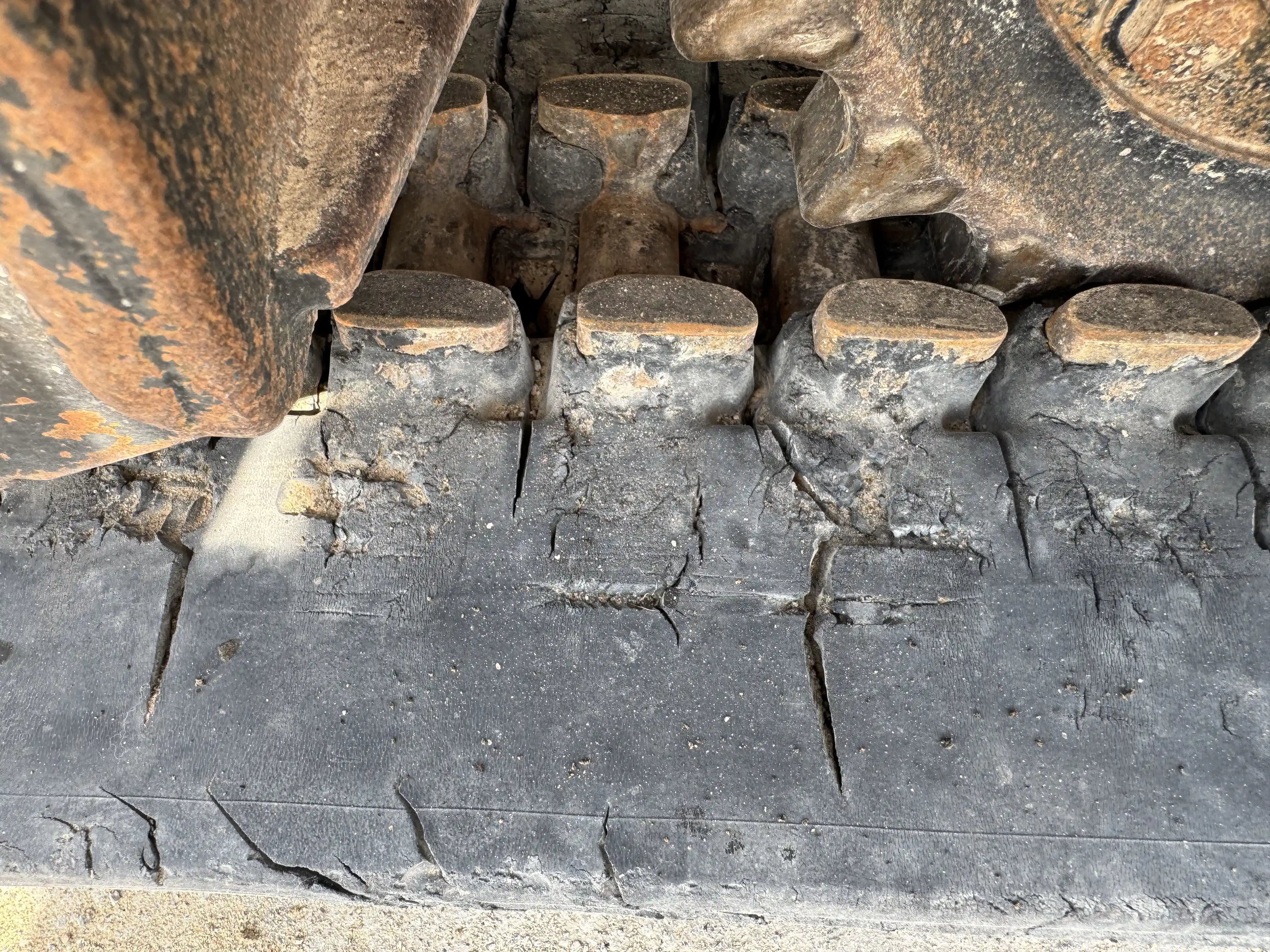 MNX-001-Cat-303E-mini-excavator-inspection-undercarriage-left-track-chain-2