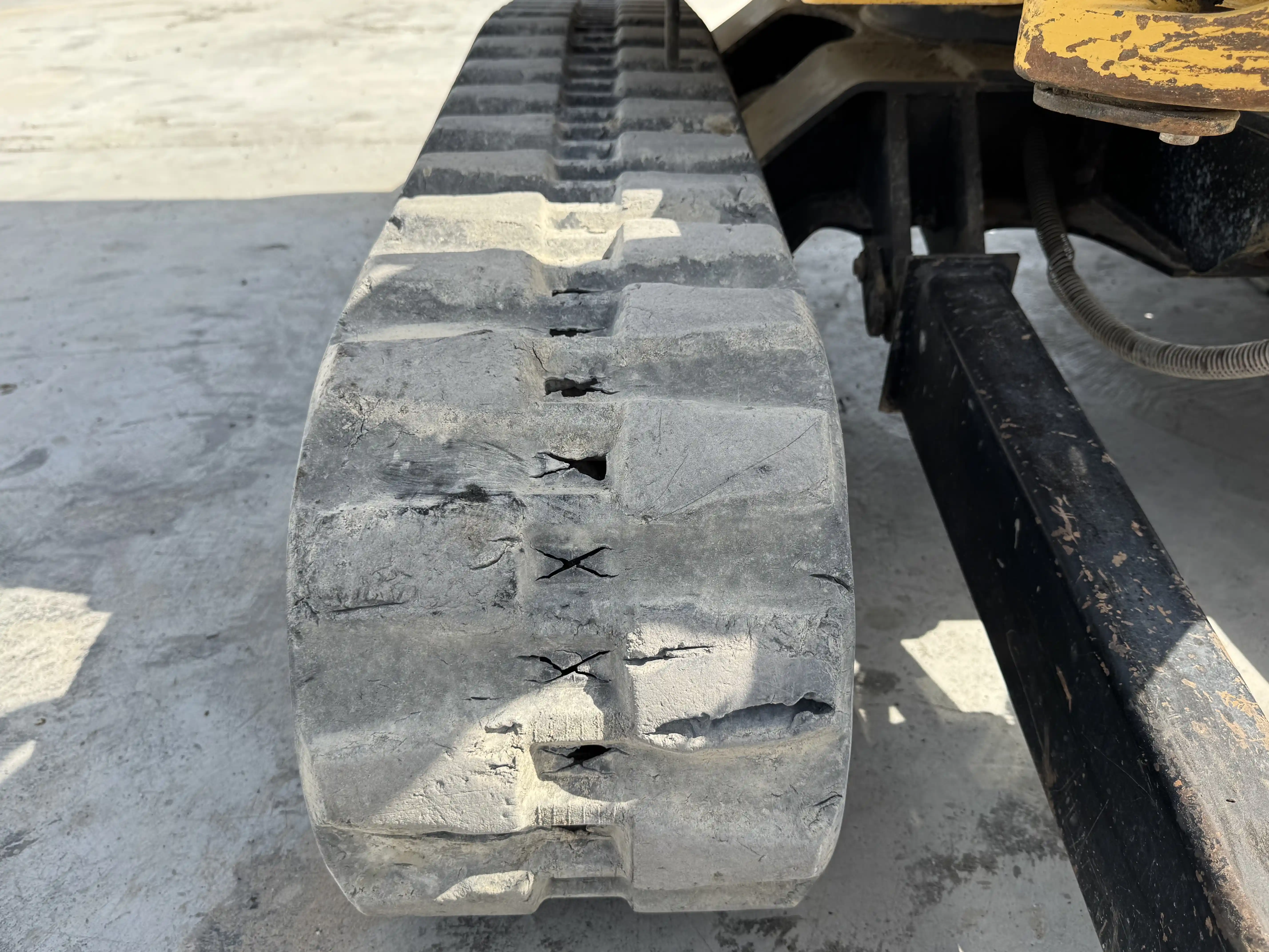MNX-001-Cat-303E-mini-excavator-inspection-undercarriage-right-track-chain-2
