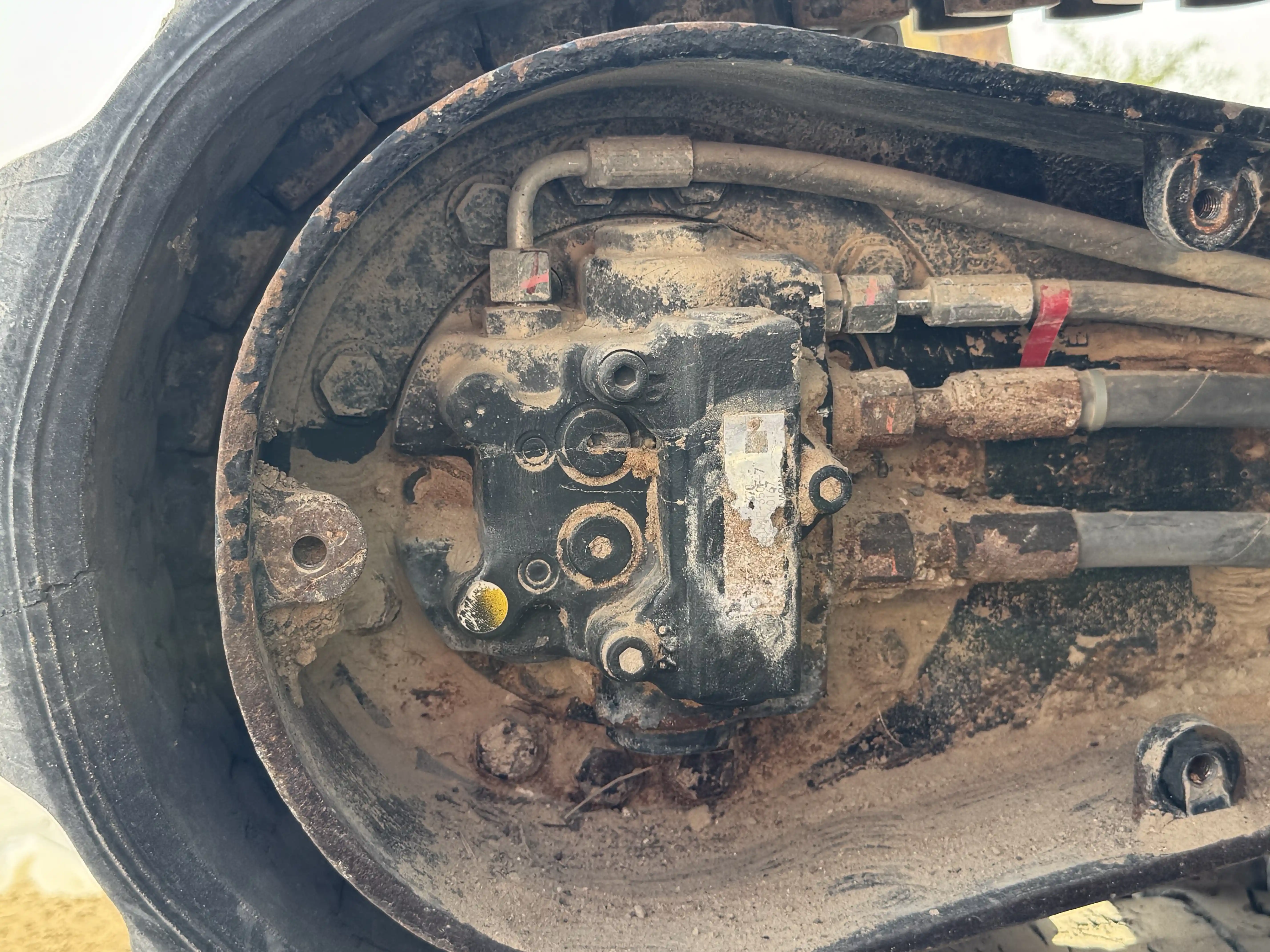 MNX-001-Cat-303E-mini-excavator-inspection-undercarriage-final-drives-2