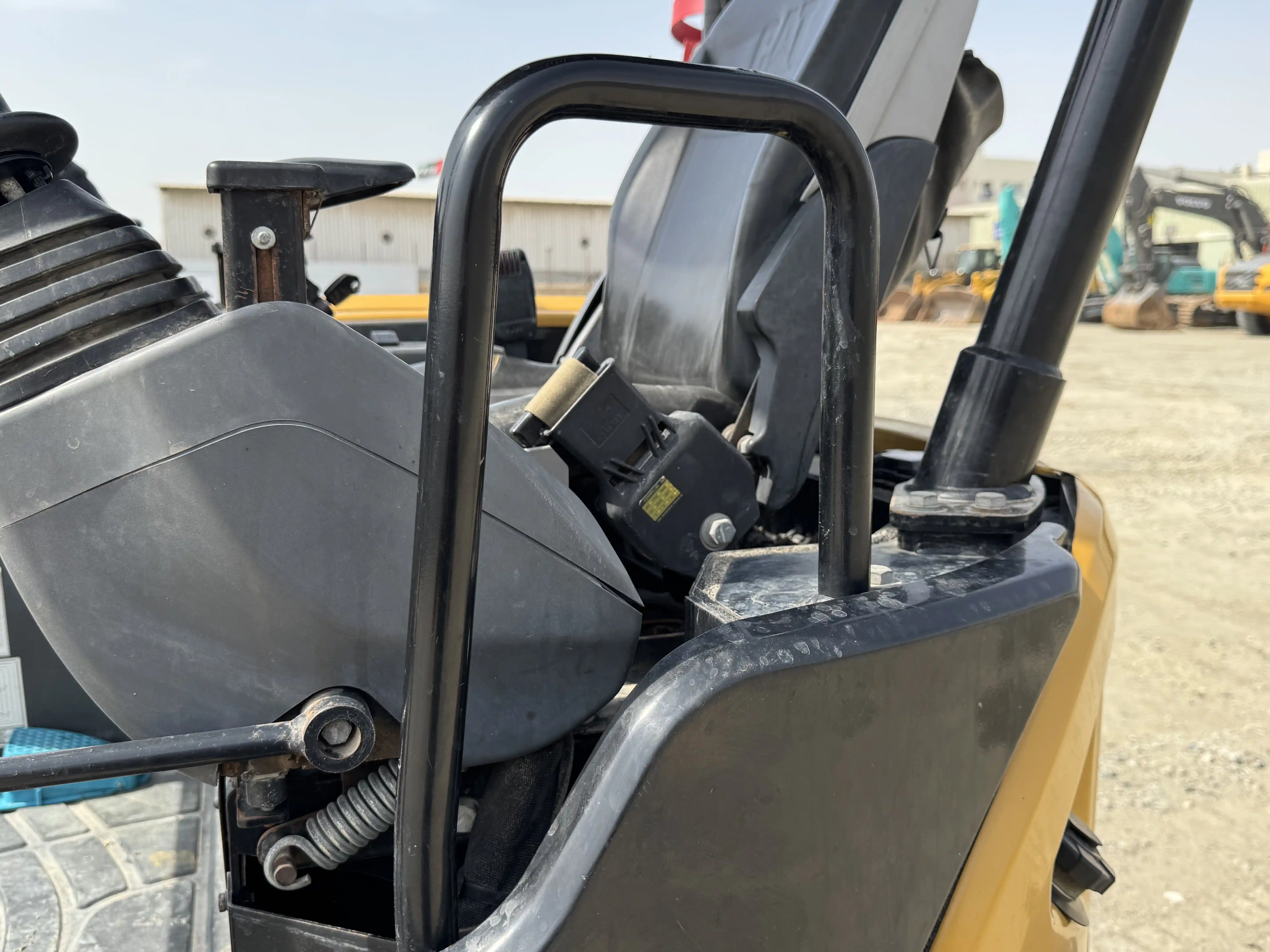 MNX-004-Cat-303E-mini-excavator-inspection-structure-handrails-2