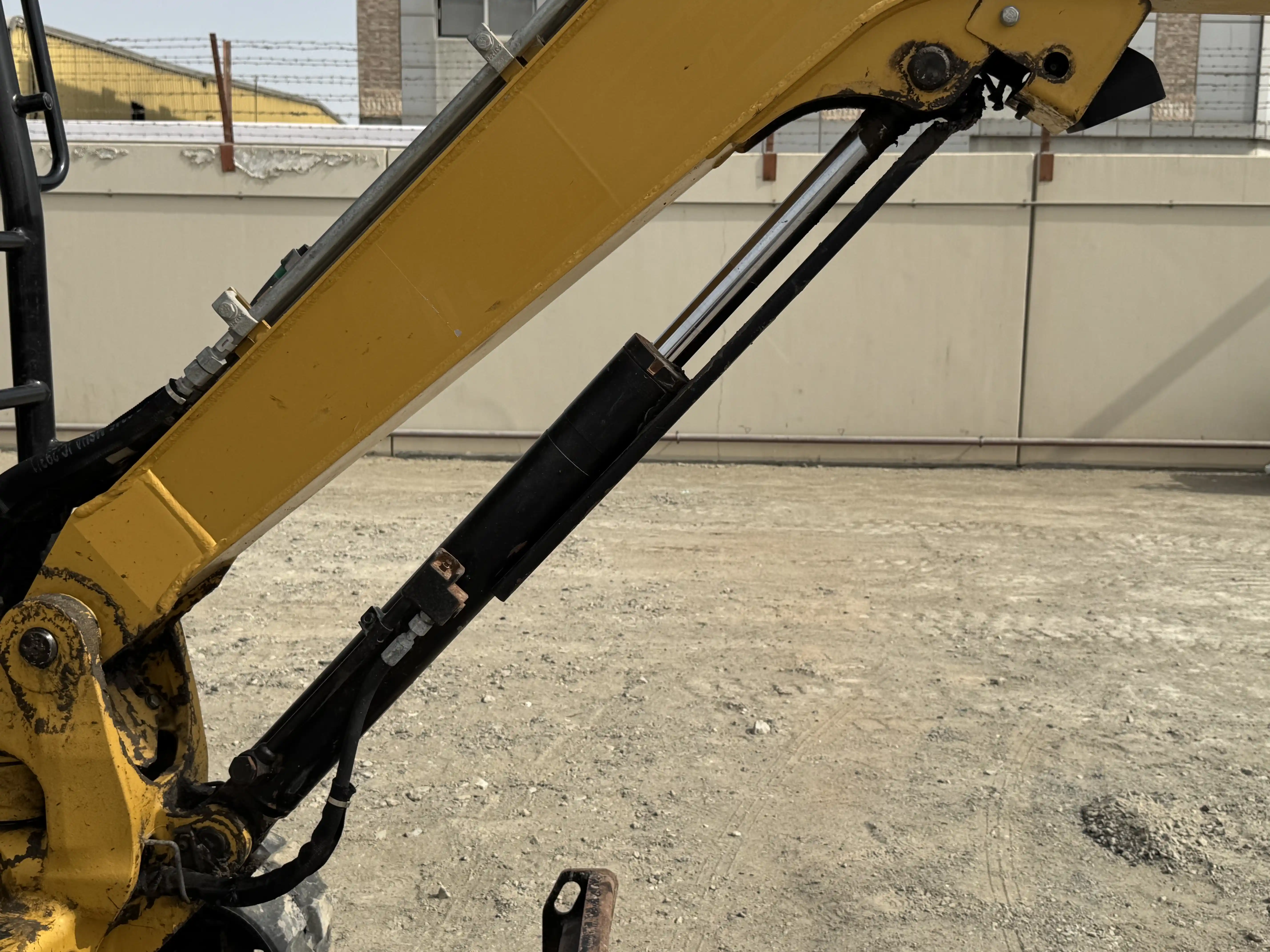 MNX-004-Cat-303E-mini-excavator-inspection-hydraulics-boom-lift-cylinder-1
