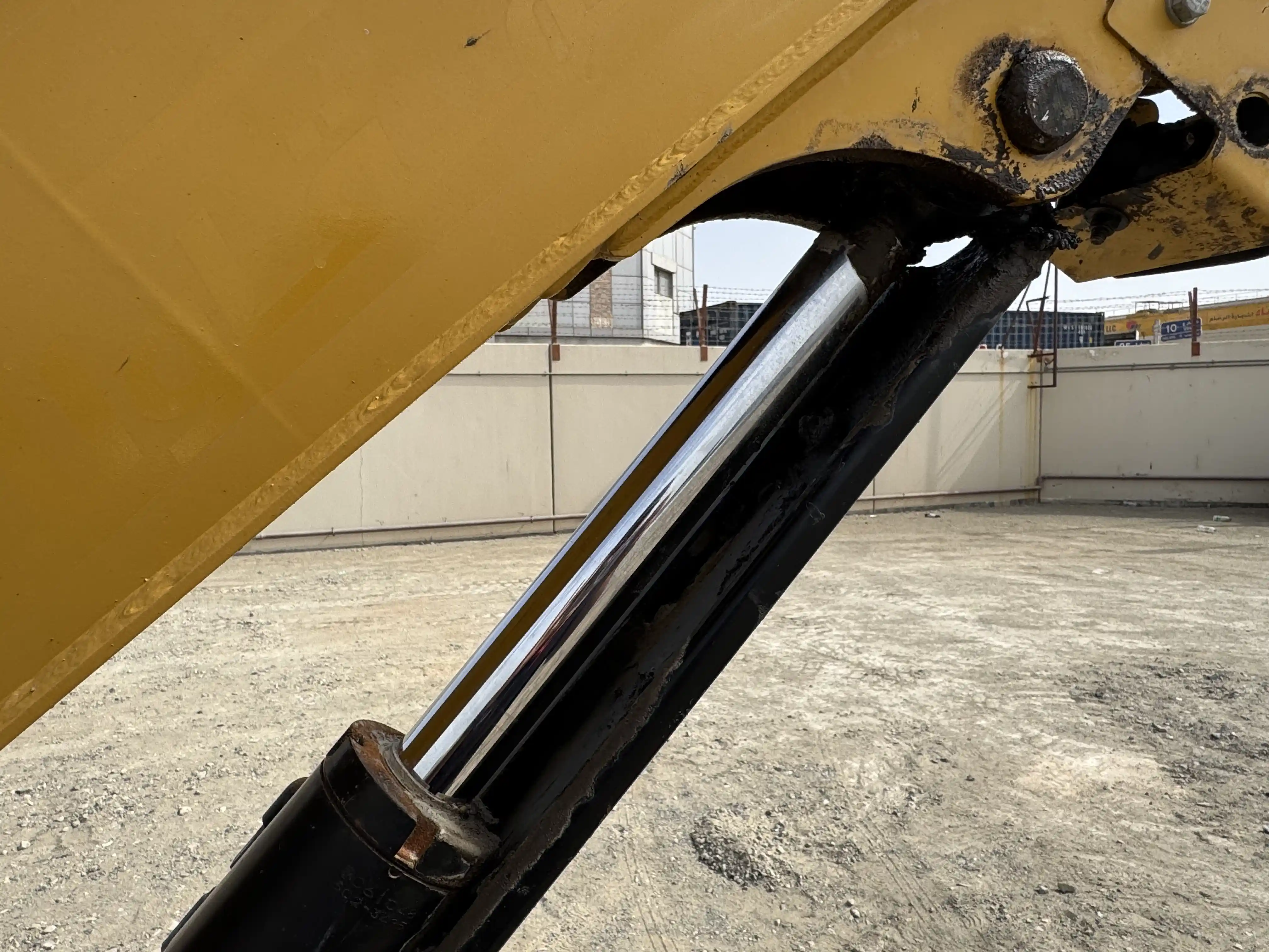 MNX-004-Cat-303E-mini-excavator-inspection-hydraulics-boom-lift-cylinder-2
