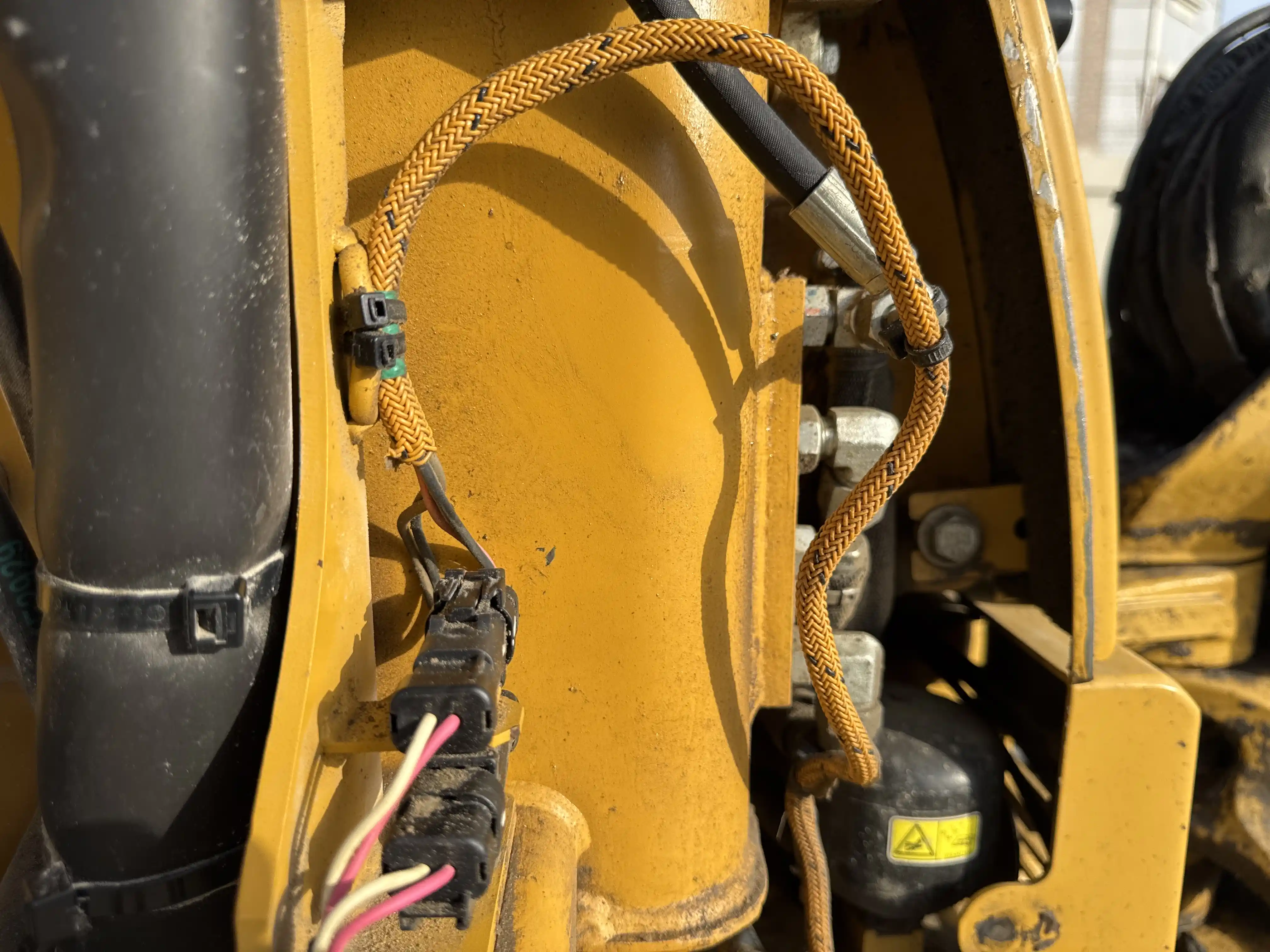 MNX-004-Cat-303E-mini-excavator-inspection-hydraulics-wiring-harness-1