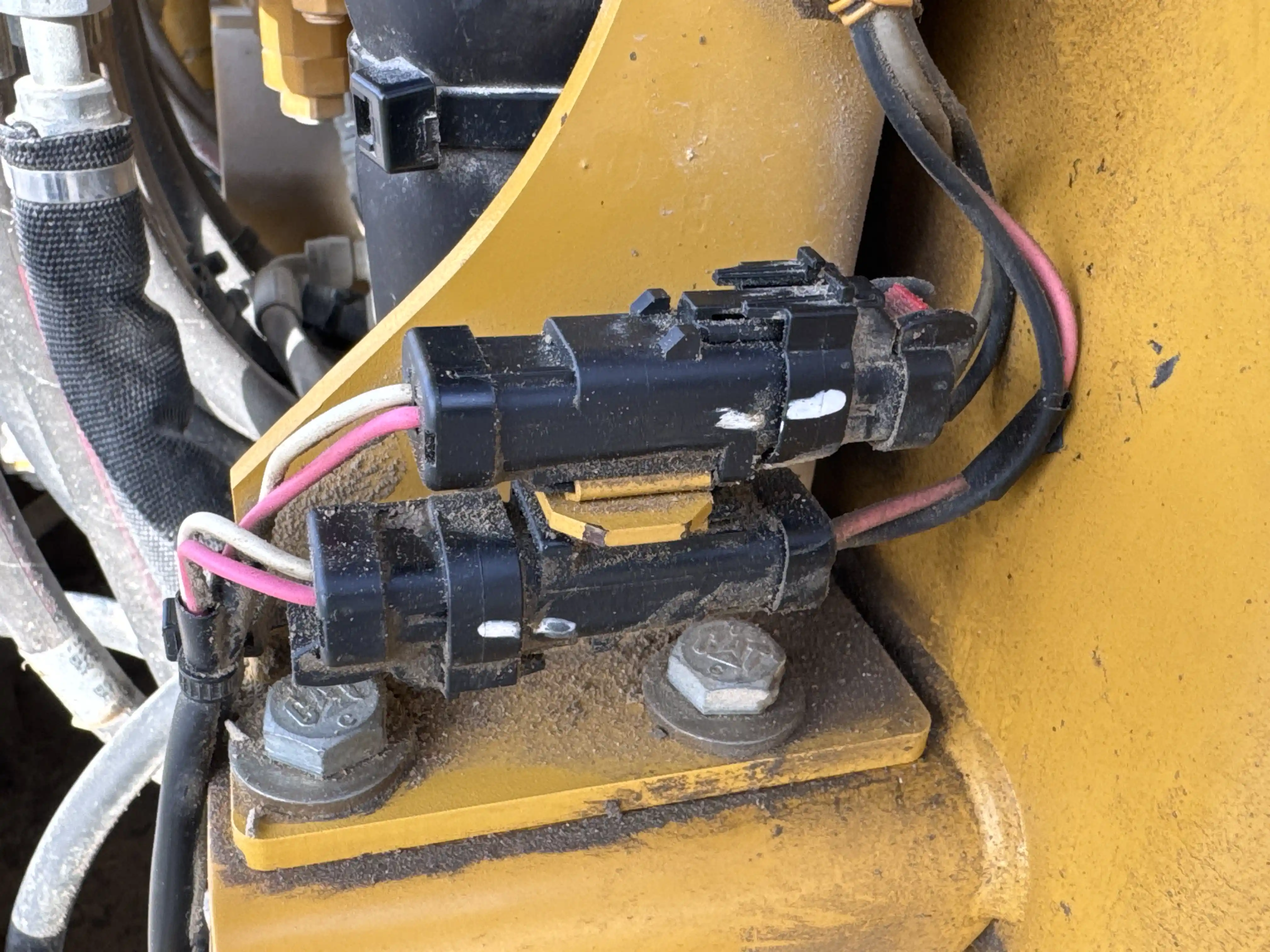 MNX-004-Cat-303E-mini-excavator-inspection-hydraulics-wiring-harness-2