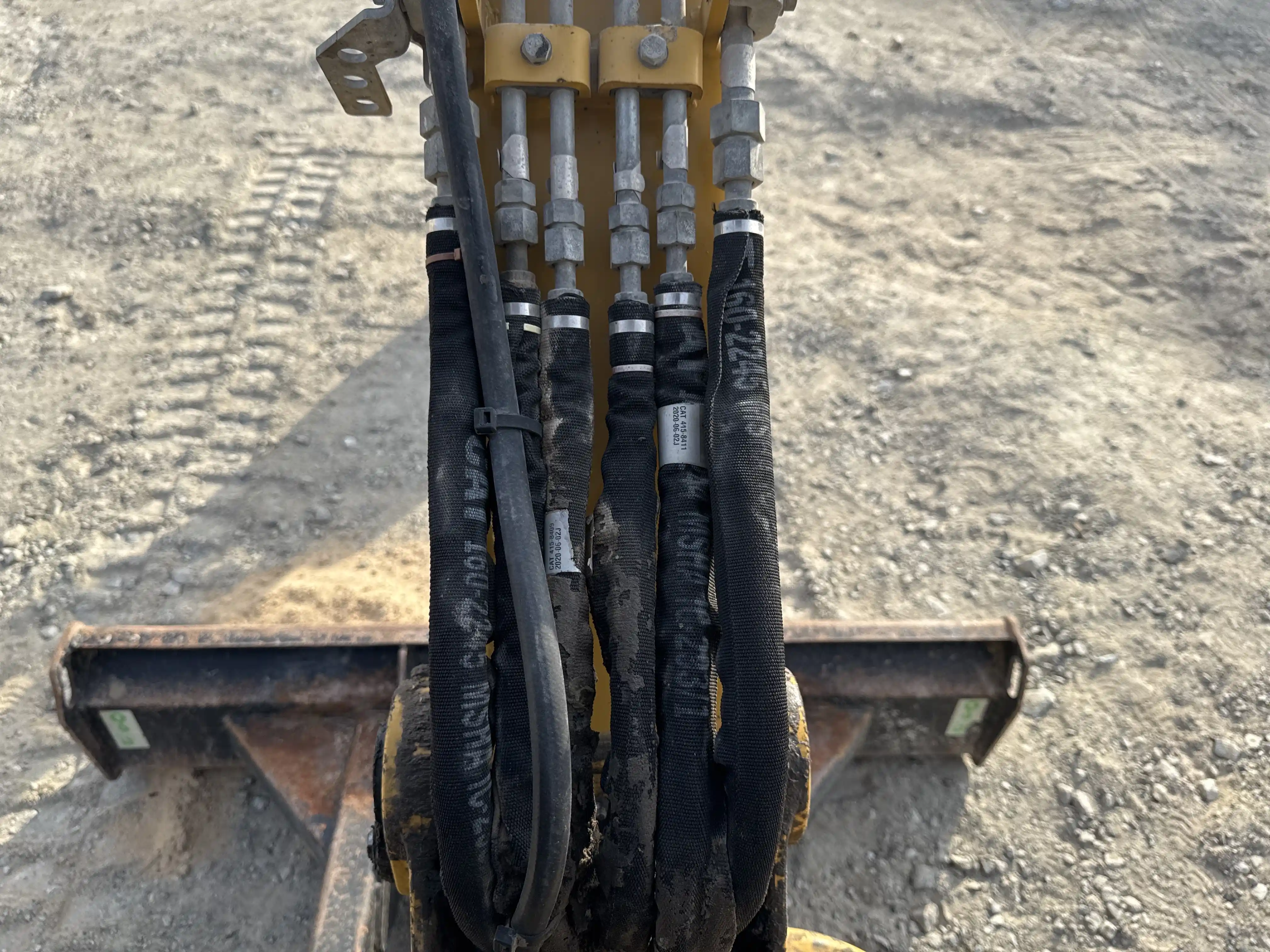 MNX-004-Cat-303E-mini-excavator-inspection-hydraulics-hydraulic-hoses-and-lines-3