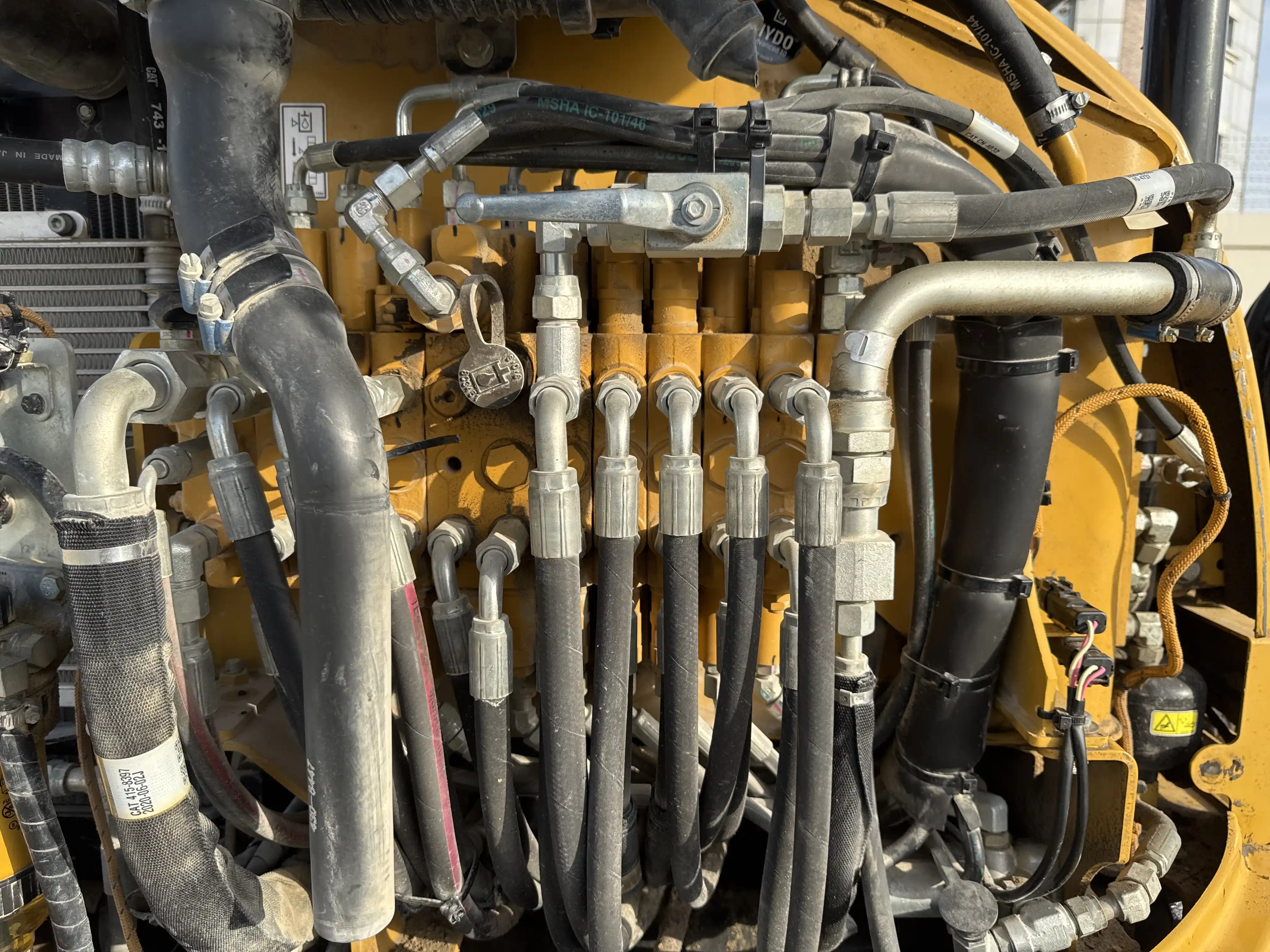MNX-004-Cat-303E-mini-excavator-inspection-hydraulics-main-control-valve-MCV-1