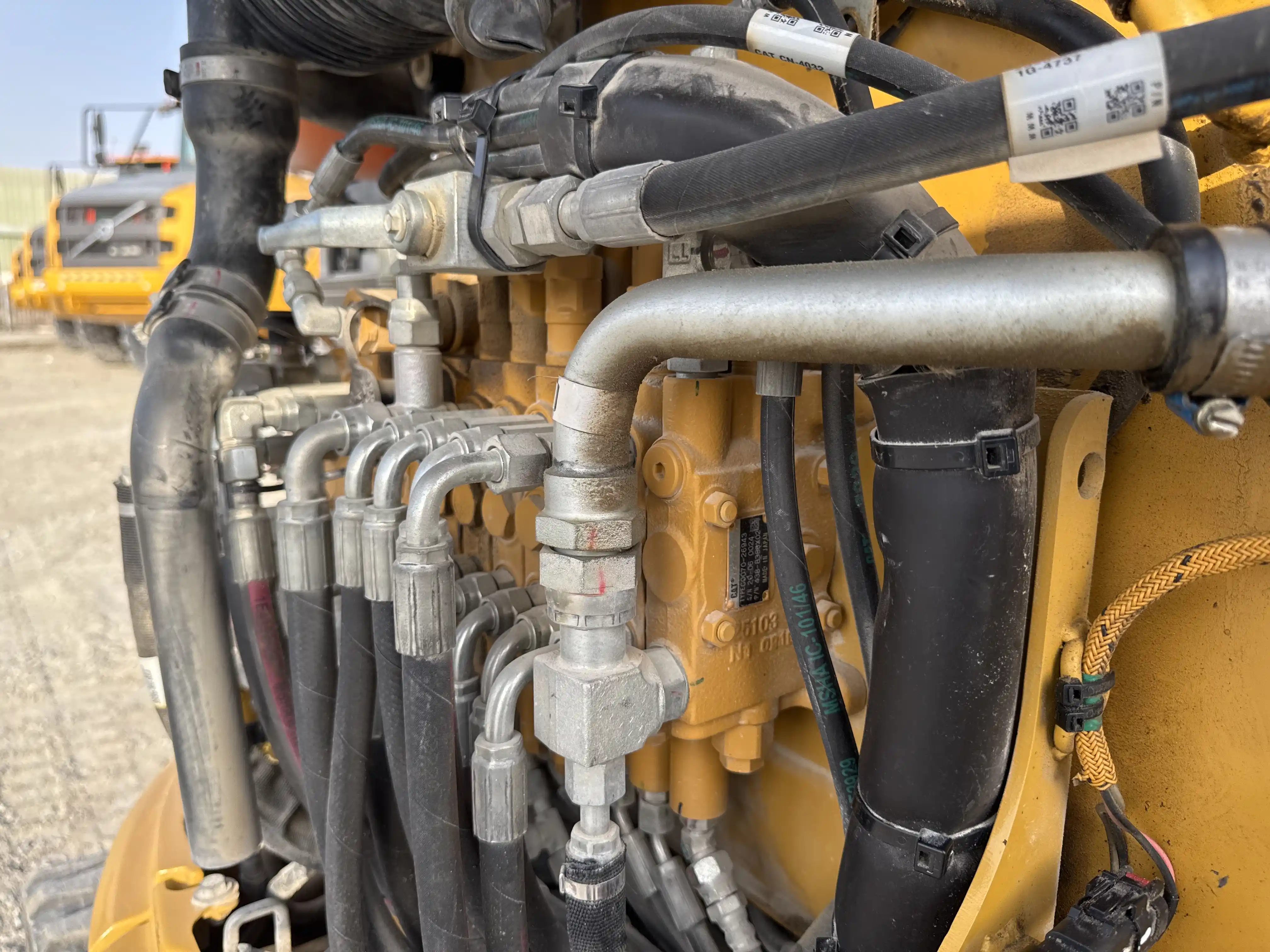MNX-004-Cat-303E-mini-excavator-inspection-hydraulics-main-control-valve-MCV-2