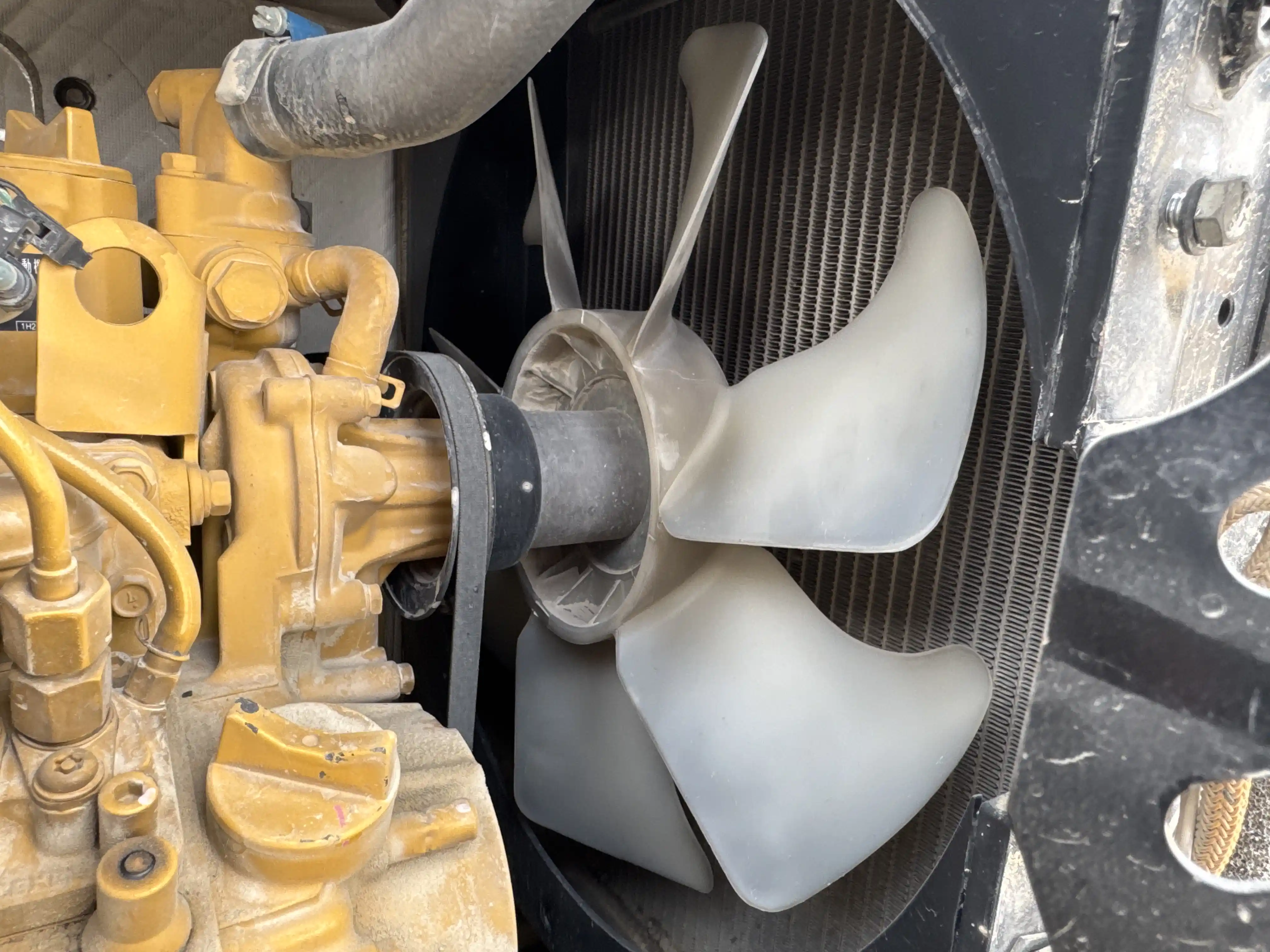 MNX-004-Cat-303E-mini-excavator-inspection-engine-cooling-fan-and-fan-guard-1