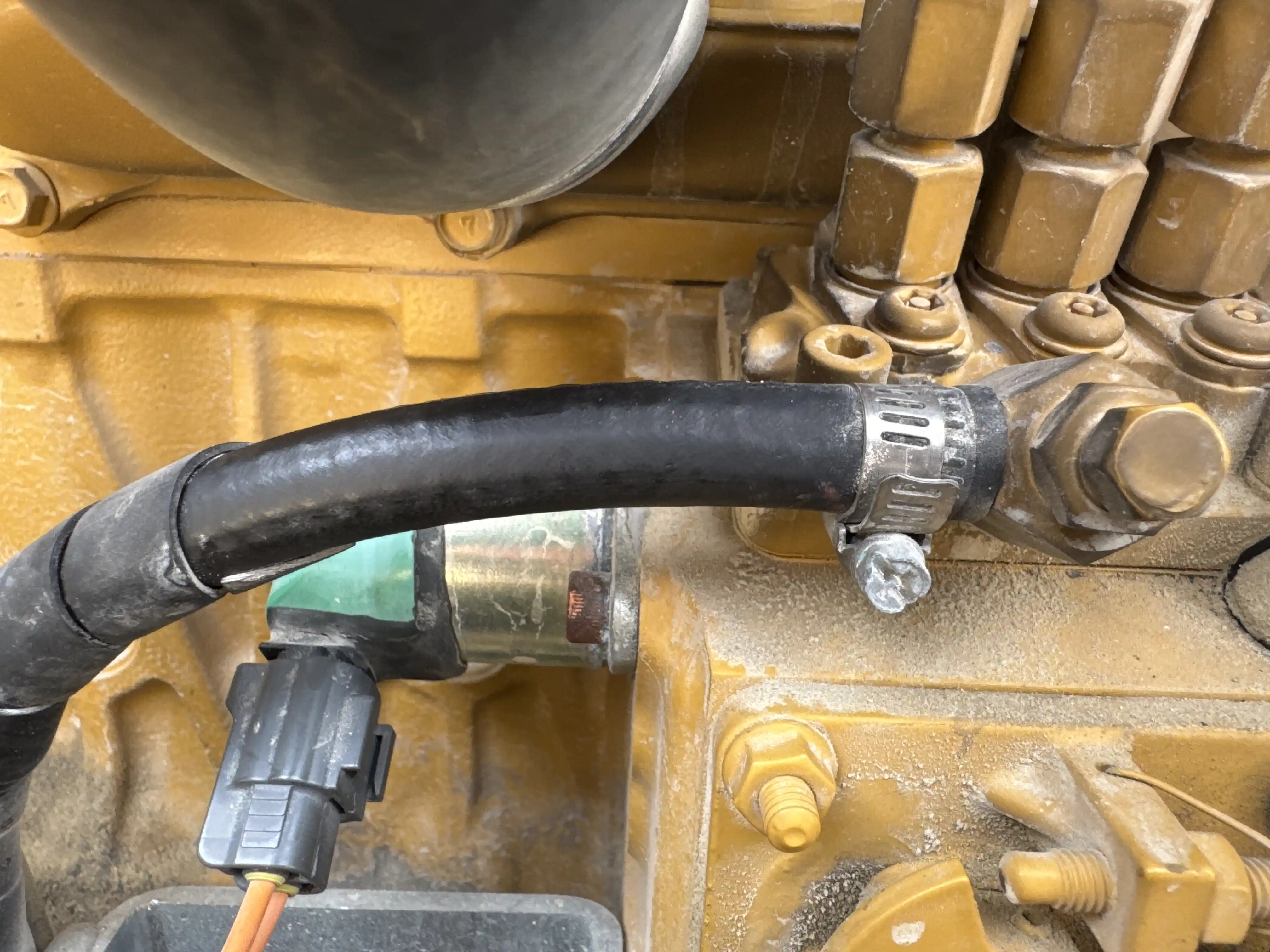 MNX-004-Cat-303E-mini-excavator-inspection-engine-hoses-3