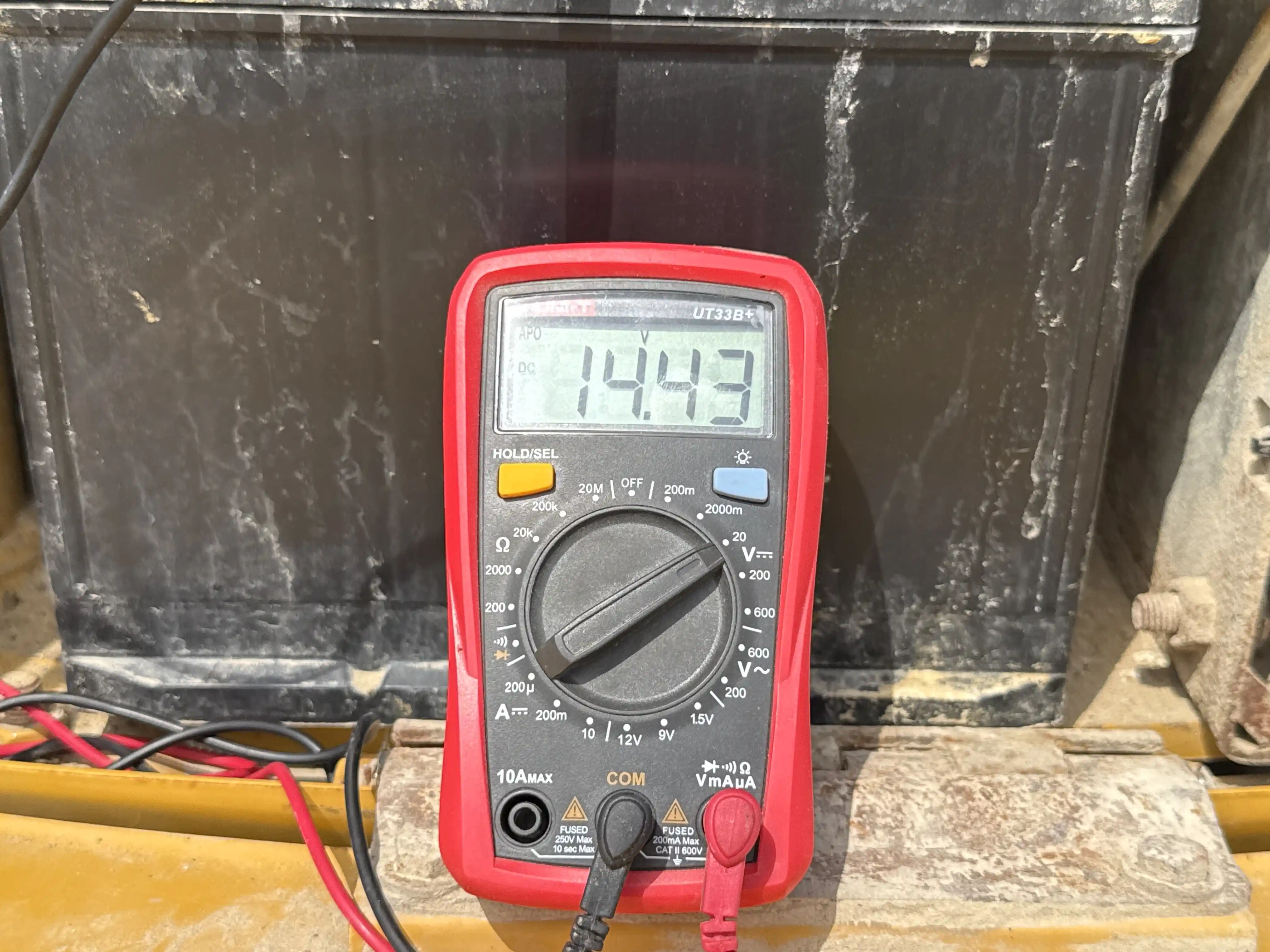 MNX-004-Cat-303E-mini-excavator-inspection-electronics-battery-2