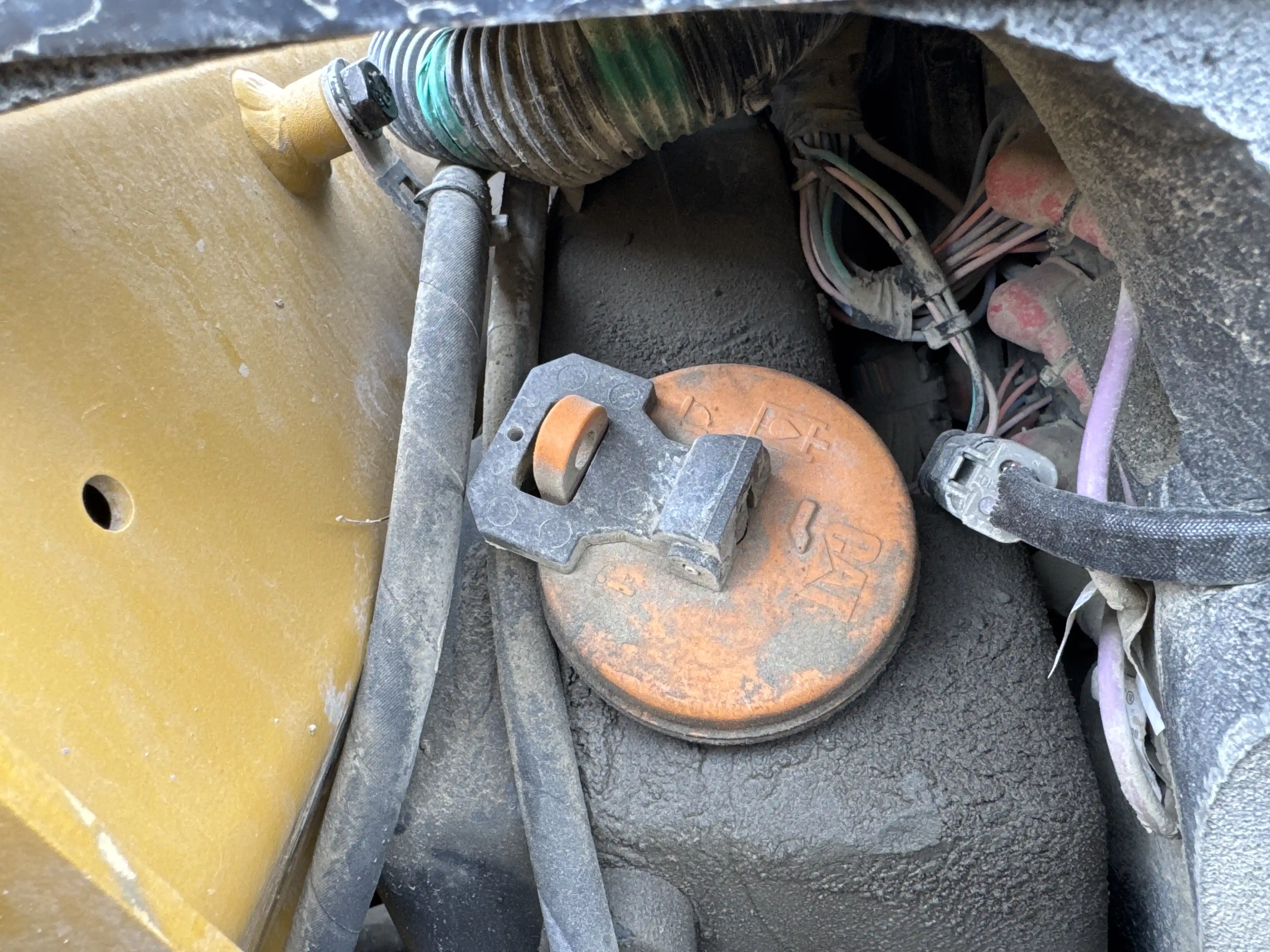 SSL-003-Cat-226B3-skid-steer-loader-inspection-hydraulics-hydraulic-tank-1