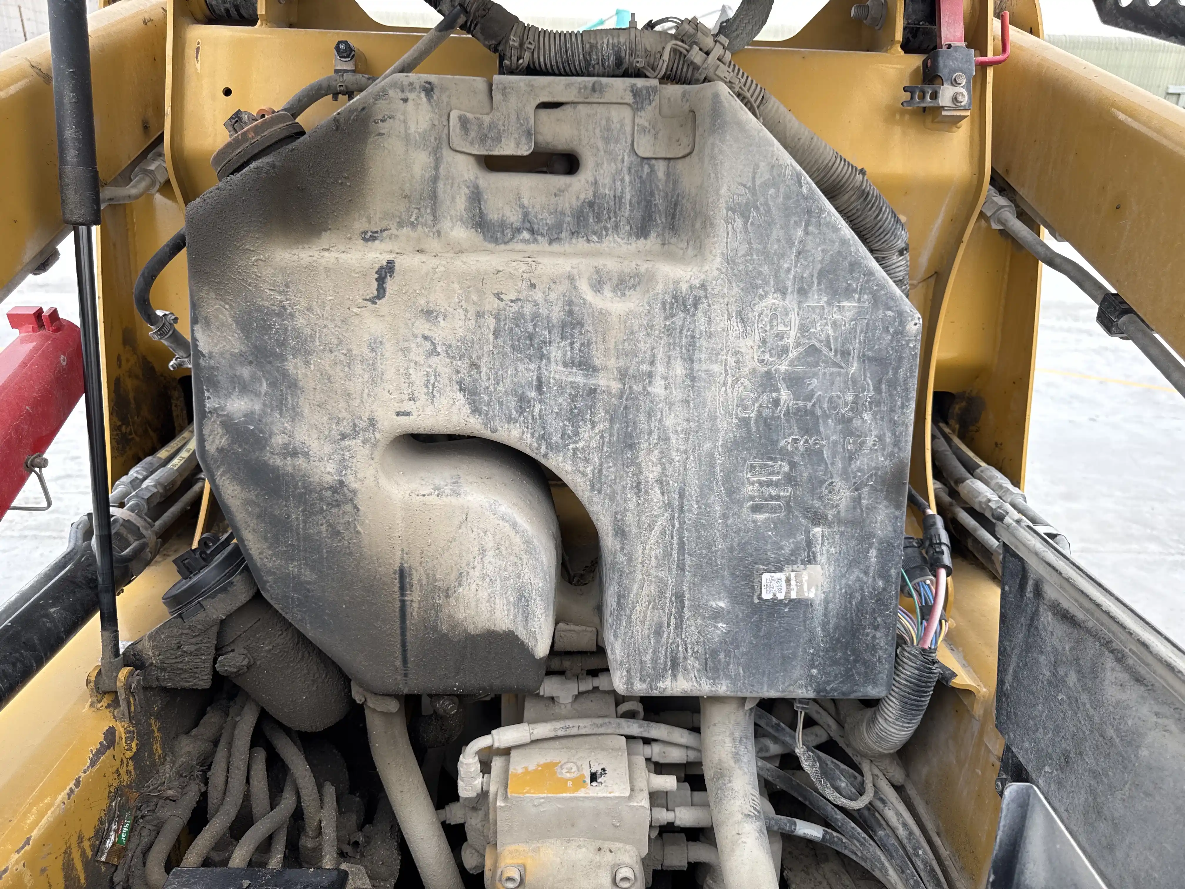 SSL-003-Cat-226B3-skid-steer-loader-inspection-hydraulics-hydraulic-tank-5