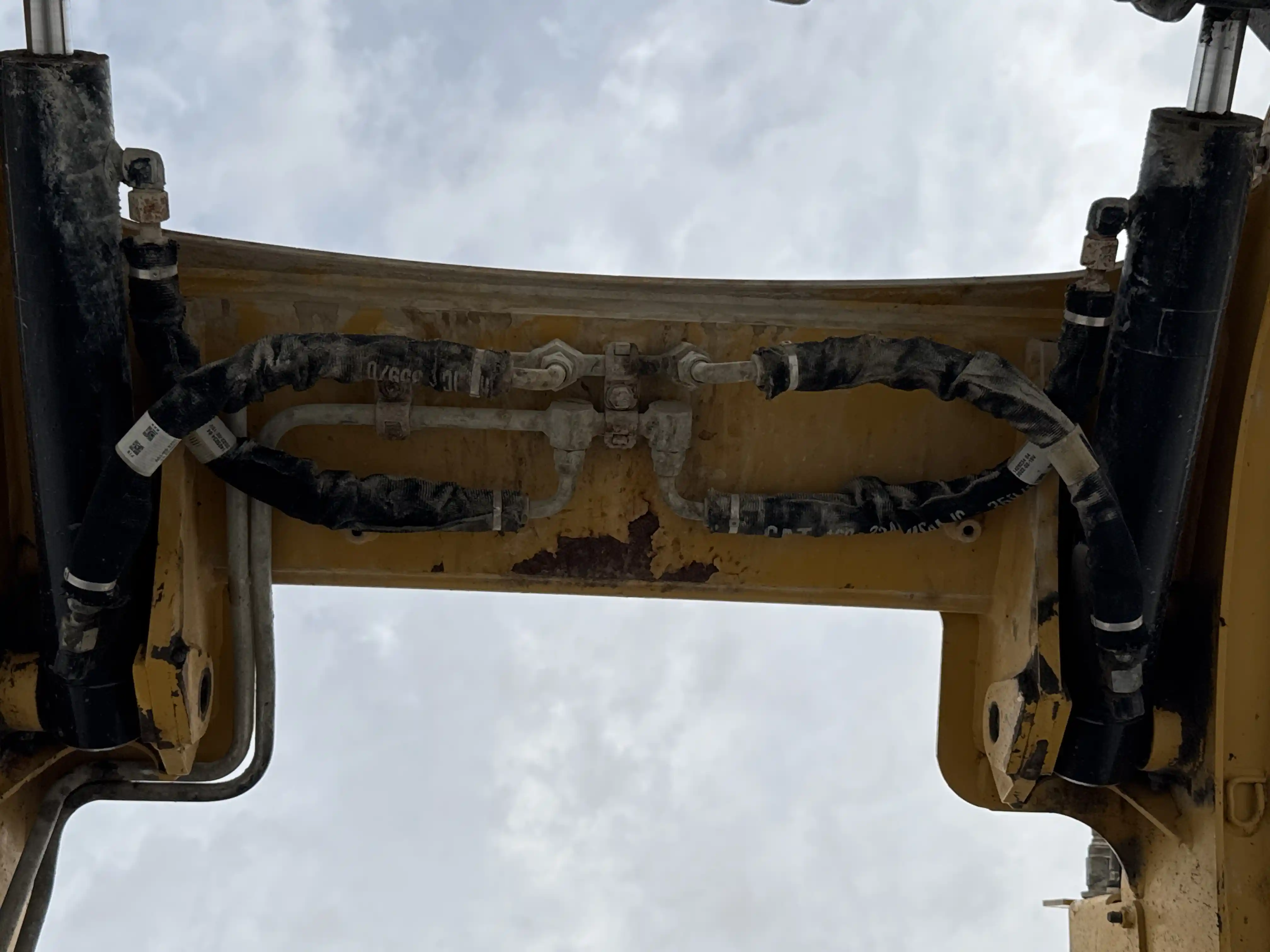 SSL-003-Cat-226B3-skid-steer-loader-inspection-hydraulics-hydraulic-hoses-and-lines-4